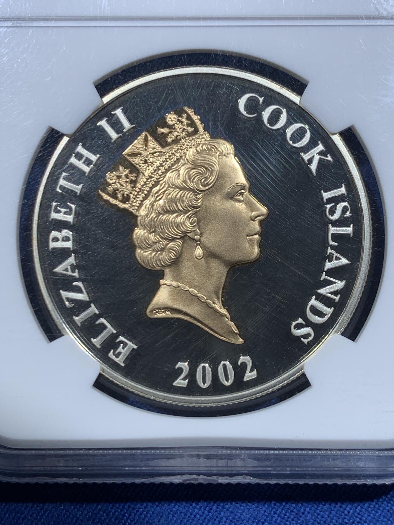 《竞宝斋》第482场 周日，周一 2场连拍 （全场包邮）20级店铺 欢迎送拍 NGC PF69UC 库克群岛2002年“纪念伊丽莎白二世女王金禧（即位50周年）”镀金精制银币，币面庆典活动镜面高浮雕，女王像镀金。