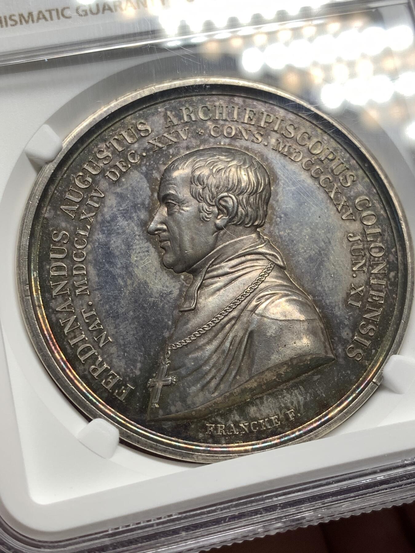 《竞宝斋》第482场 周日，周一 2场连拍 （全场包邮）20级店铺 欢迎送拍 NGC MS63 德国 1833年科隆费迪南德奥古斯塔主教纪念大银章，加厚盒，人物高浮雕，炫五彩包浆，早期德国高艺术性银章，细节雕刻极佳。盒子右侧有损，细节见图。