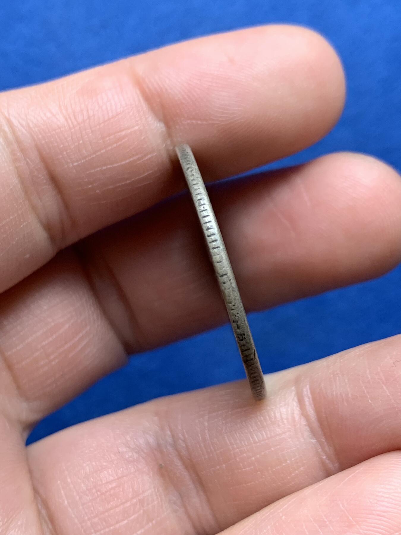 《竞宝斋》第482场 周日，周一 2场连拍 （全场包邮）20级店铺 欢迎送拍 四川省卢比银币，状态如图，人像面有焊接痕迹。重约10.4克。