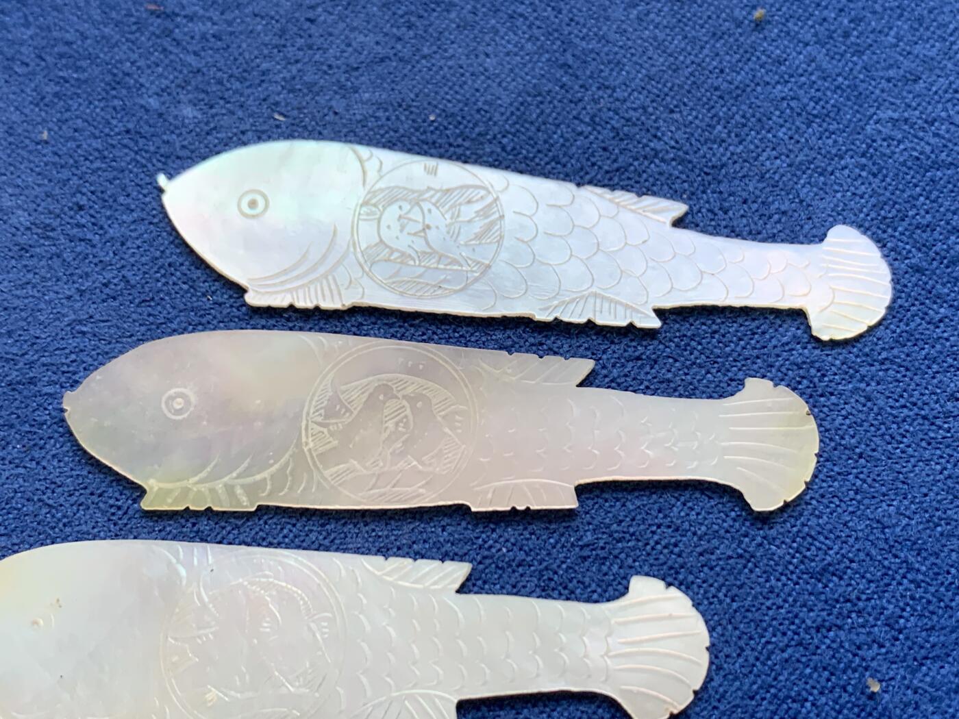 《竞宝斋》第482场 周日，周一 2场连拍 （全场包邮）20级店铺 欢迎送拍 清代刻花螺钿鱼形筹码双对四枚，成双成对，东方韵味，晶莹趣味，寓意吉祥，总重3.33克，尺寸51mm*12.5mm