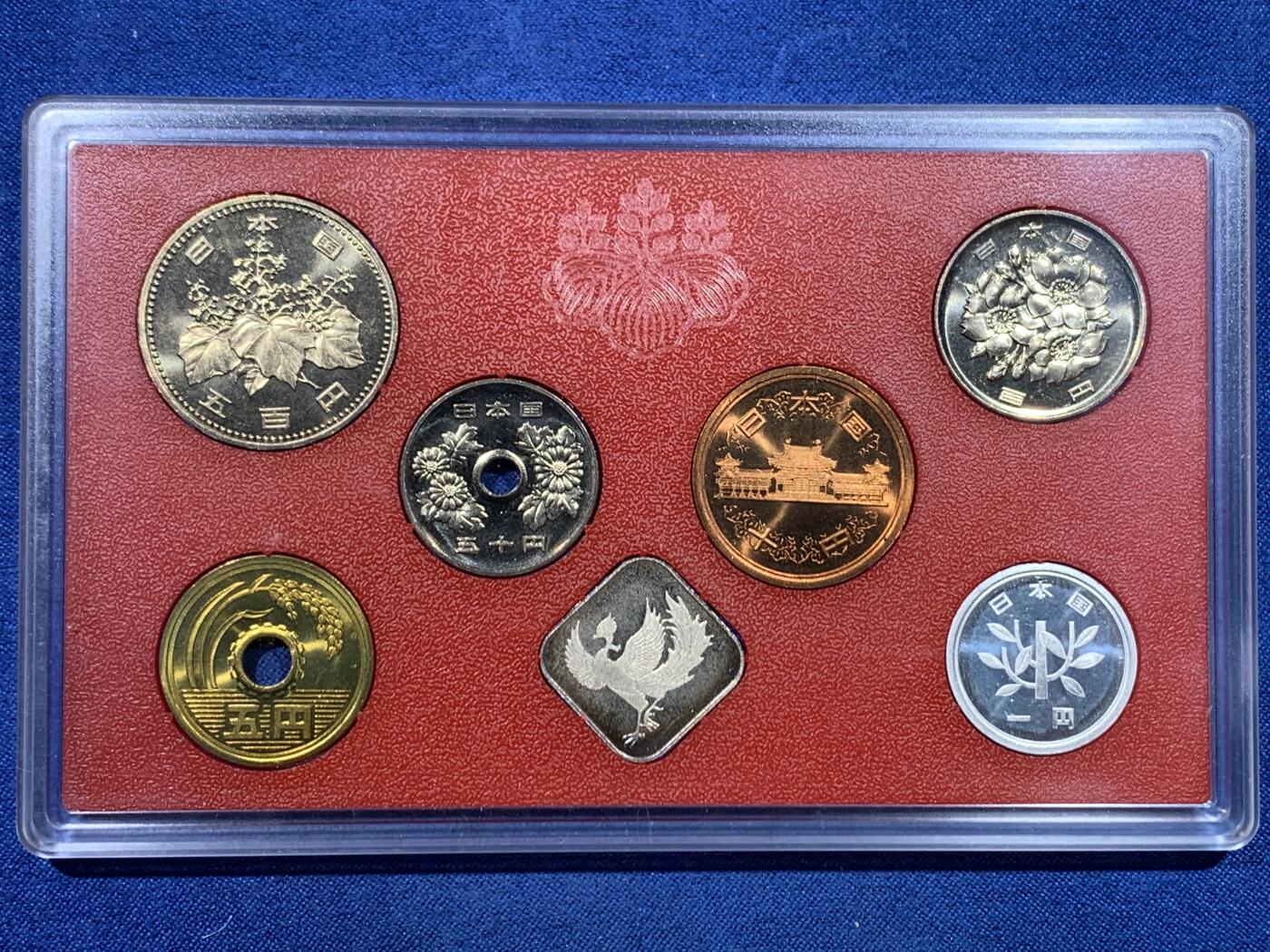 《竞宝斋》第482场 周日，周一 2场连拍 （全场包邮）20级店铺 欢迎送拍 1994年/平成6年日本套币，带一枚银章，另加昭和50年早期日本套币