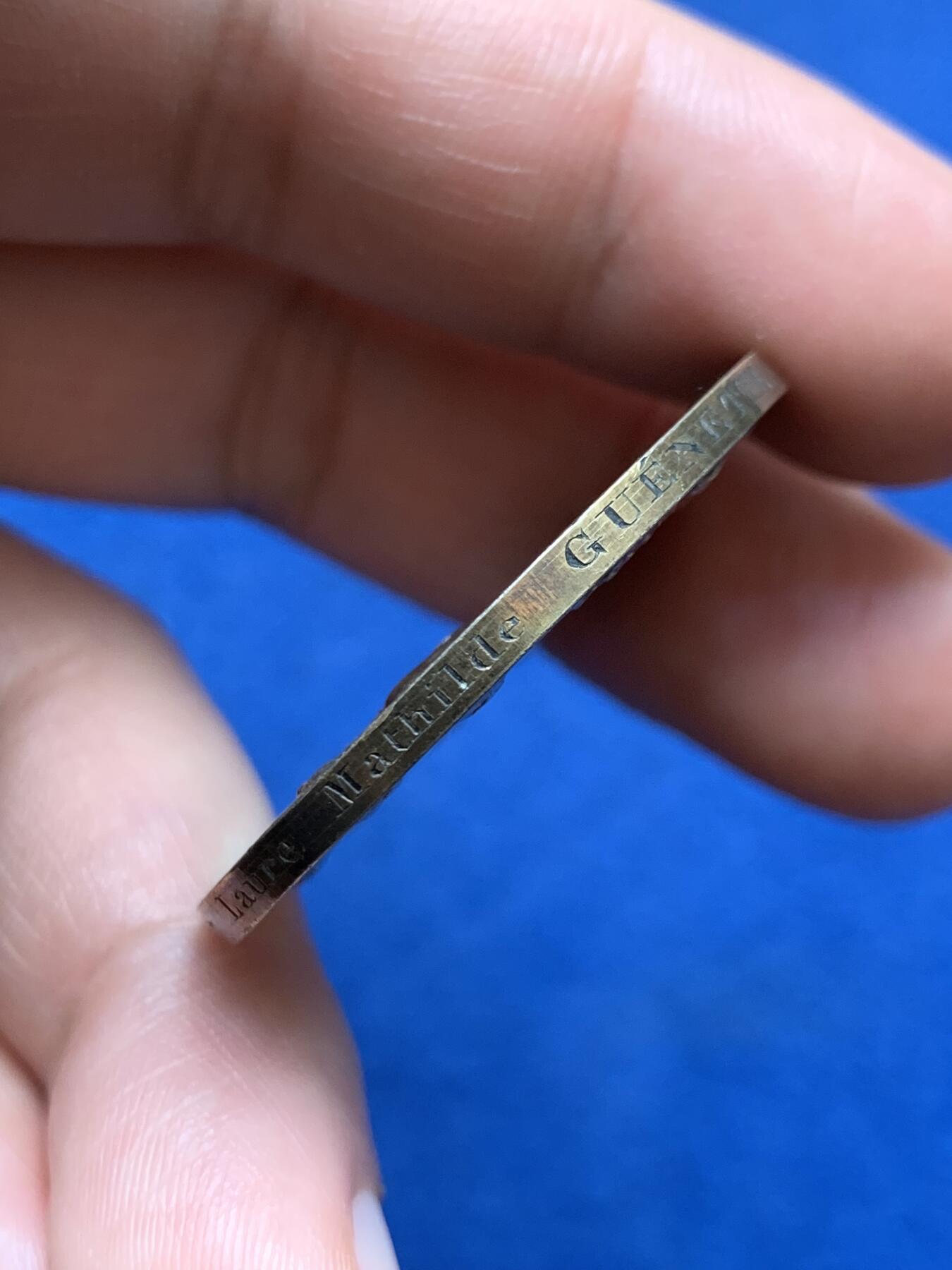 《竞宝斋》第482场 周日，周一 2场连拍 （全场包邮）20级店铺 欢迎送拍 1866年法国主题婚礼纪念镀金银章，正面刻画由宗教女神见证的新人牵手场景，边缘铭文译“宗教将他们结合”。直径：36.6mm，重：22.2g，蜜蜂银标。