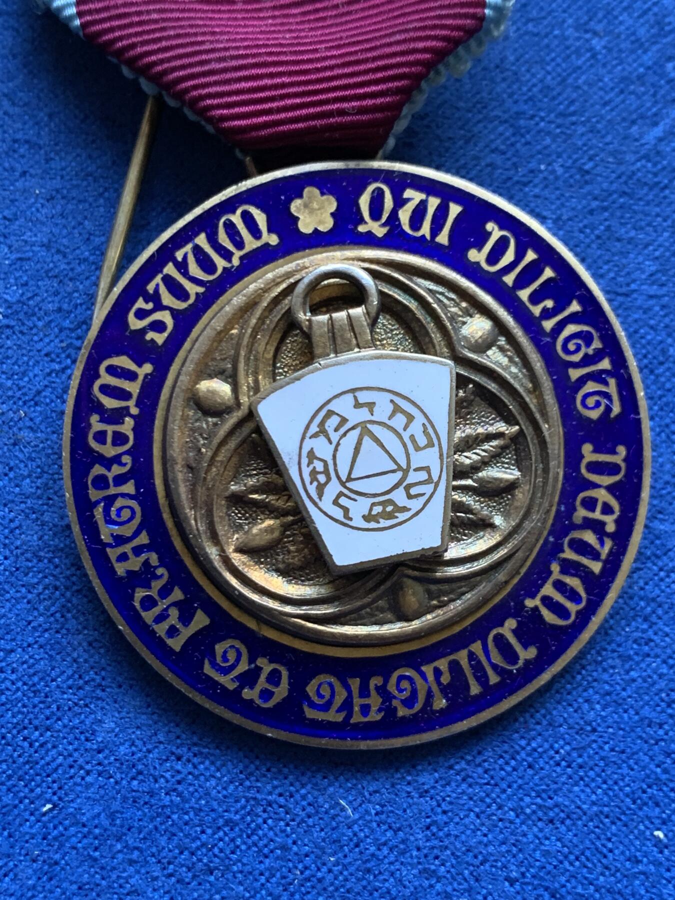 《竞宝斋》第482场 周日，周一 2场连拍 （全场包邮）20级店铺 欢迎送拍 英国1949年共济会镀金银章。工艺精湛，走狮银标清晰，金水法琅饱满，伦敦原盒。共济会是西方颇带神秘色彩的组织，美元钞票上某些图案的来源。总重约30.6克