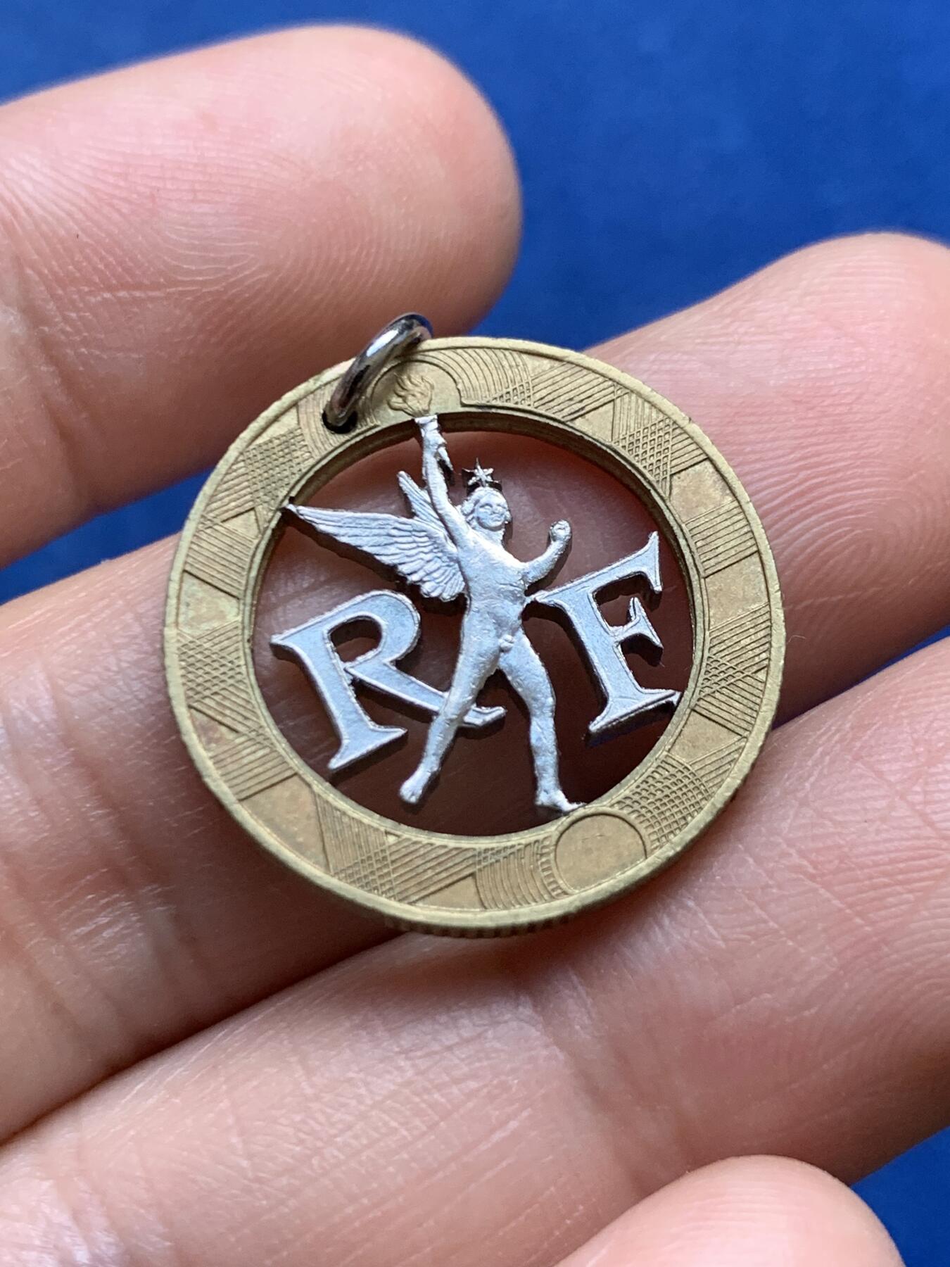 《竞宝斋》第482场 周日，周一 2场连拍 （全场包邮）20级店铺 欢迎送拍 法国10法郎自由精灵硬币镂空自制吊坠 重约4.5克 22.7mm