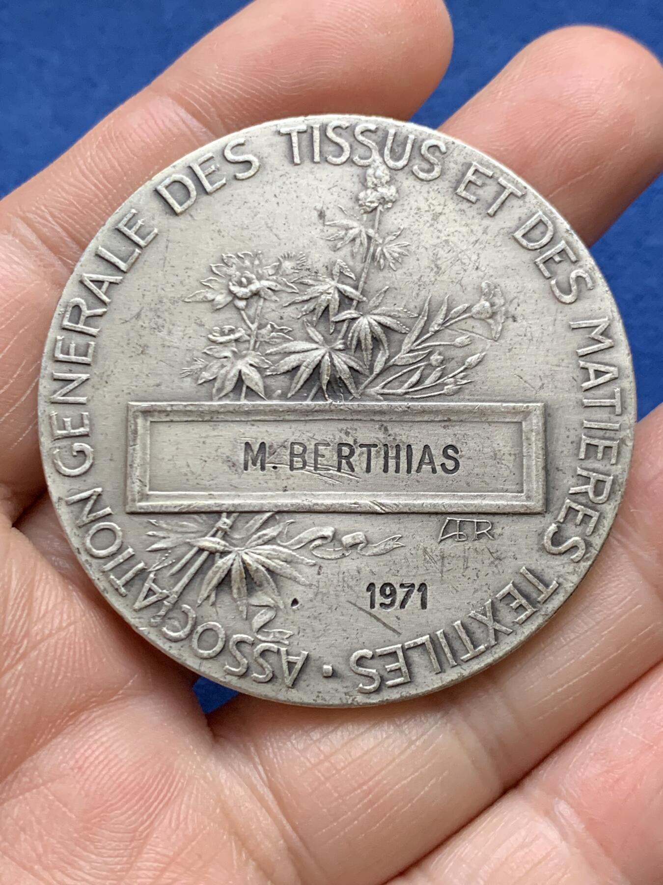 《竞宝斋》第482场 周日，周一 2场连拍 （全场包邮）20级店铺 欢迎送拍 法国纺织业纪念镀银铜章 45.8克 49.5mm