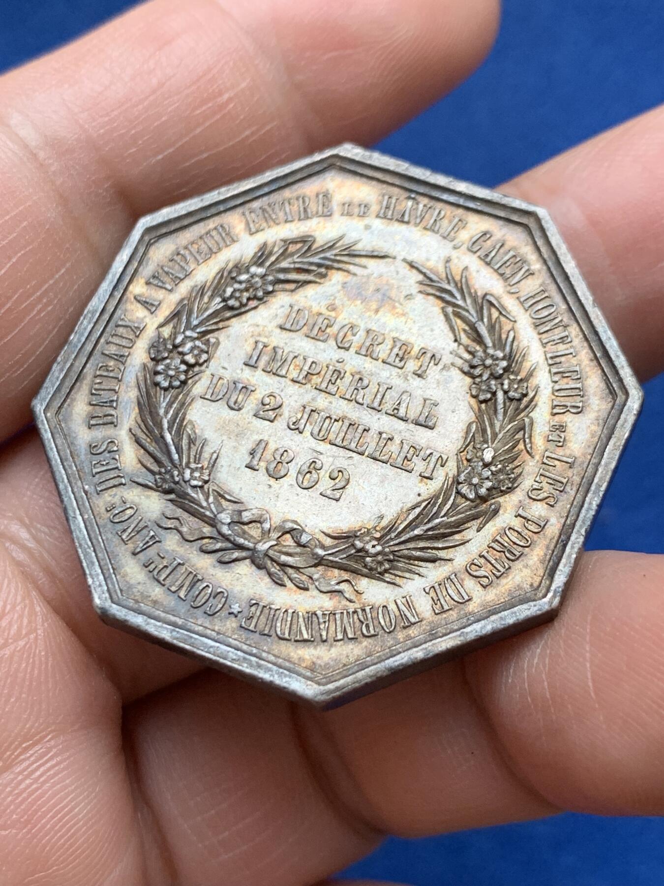 《竞宝斋》第482场 周日，周一 2场连拍 （全场包邮）20级店铺 欢迎送拍 法国1862年八角银质代币 巴黎蒸汽船公司在诺曼底港口的通行证 正面是勒阿弗尔和翁夫勒的徽章 1882年使用 蜜蜂银标 重约25.4克 37.8mm