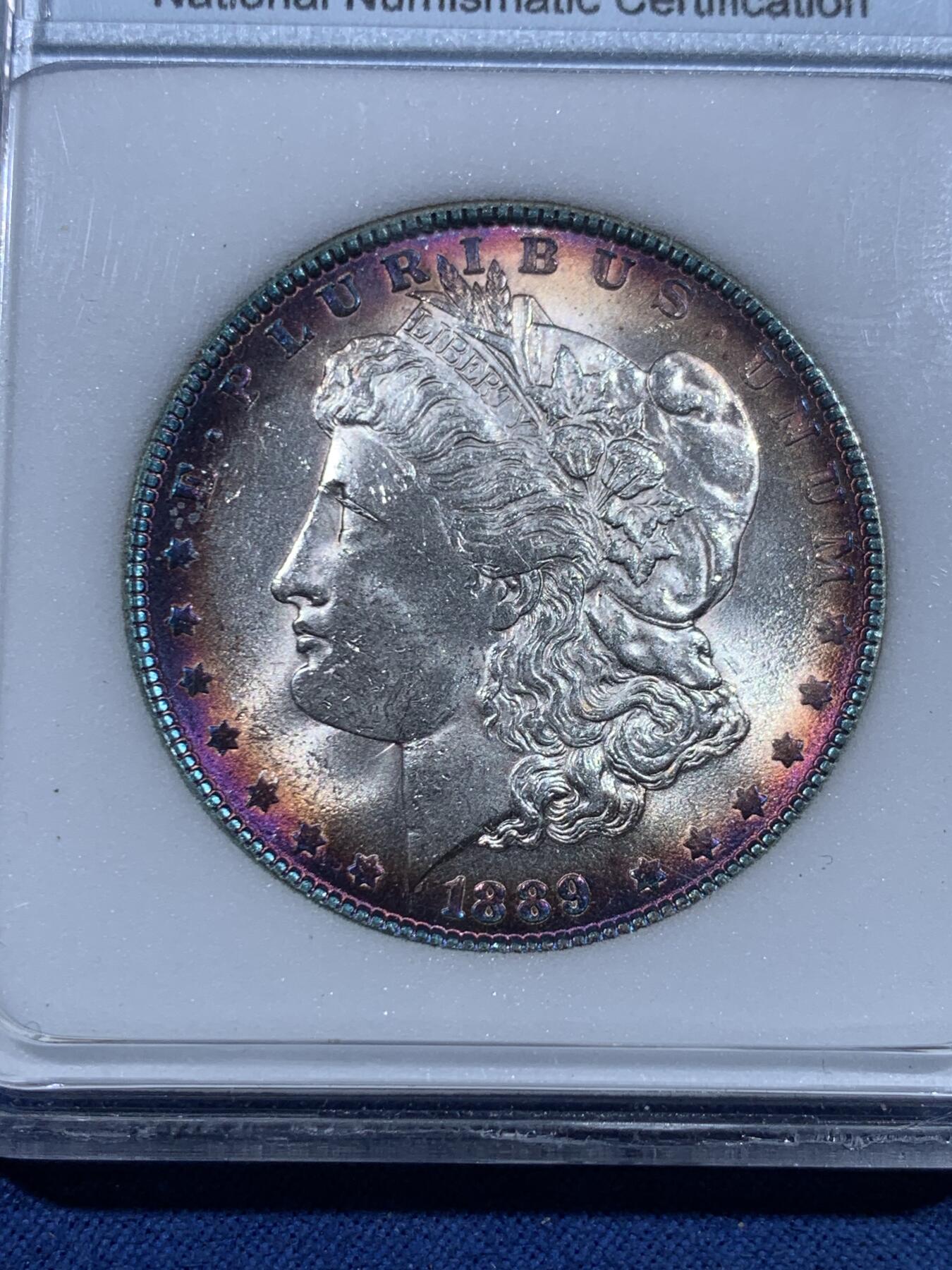 《竞宝斋》第482场 周日，周一 2场连拍 （全场包邮）20级店铺 欢迎送拍 NNC MS65 美国1889年摩根银币 凝夜紫均匀环彩视觉效果极佳 细节见图