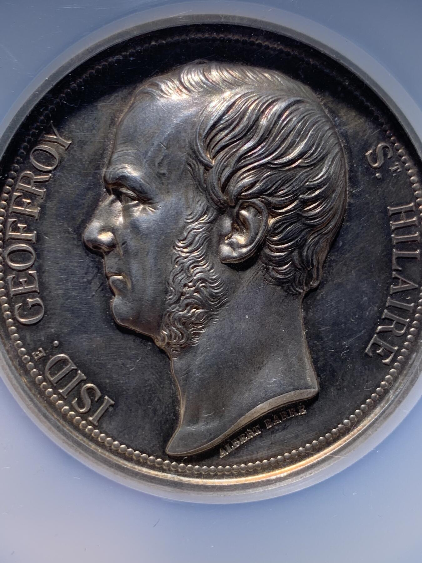 《竞宝斋》第482场 周日，周一 2场连拍 （全场包邮）20级店铺 欢迎送拍 NGC MS61 法国驯化学会大银章 吉利年1888年 直径60mm 加大加厚盒