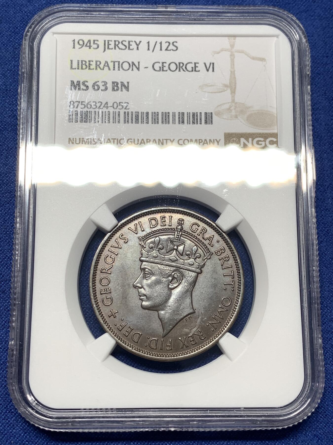 《竞宝斋》第482场 周日，周一 2场连拍 （全场包邮）20级店铺 欢迎送拍 NGC MS63BN 英属泽西岛1945年乔六1/12先令铜币 观感很好，币面覆盖红棕色巧克力包浆，个头很大的一枚