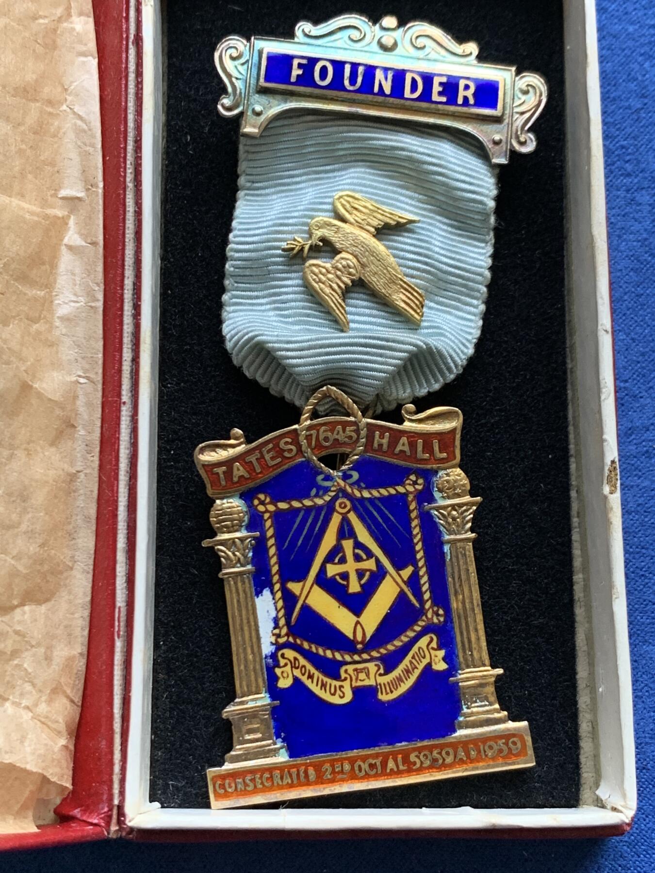 《竞宝斋》第482场 周日，周一 2场连拍 （全场包邮）20级店铺 欢迎送拍 英国1959年共济会镀金银章。设计奢美，工艺精湛，走狮银标清晰，金水饱满，细节见图。总重约32.7克