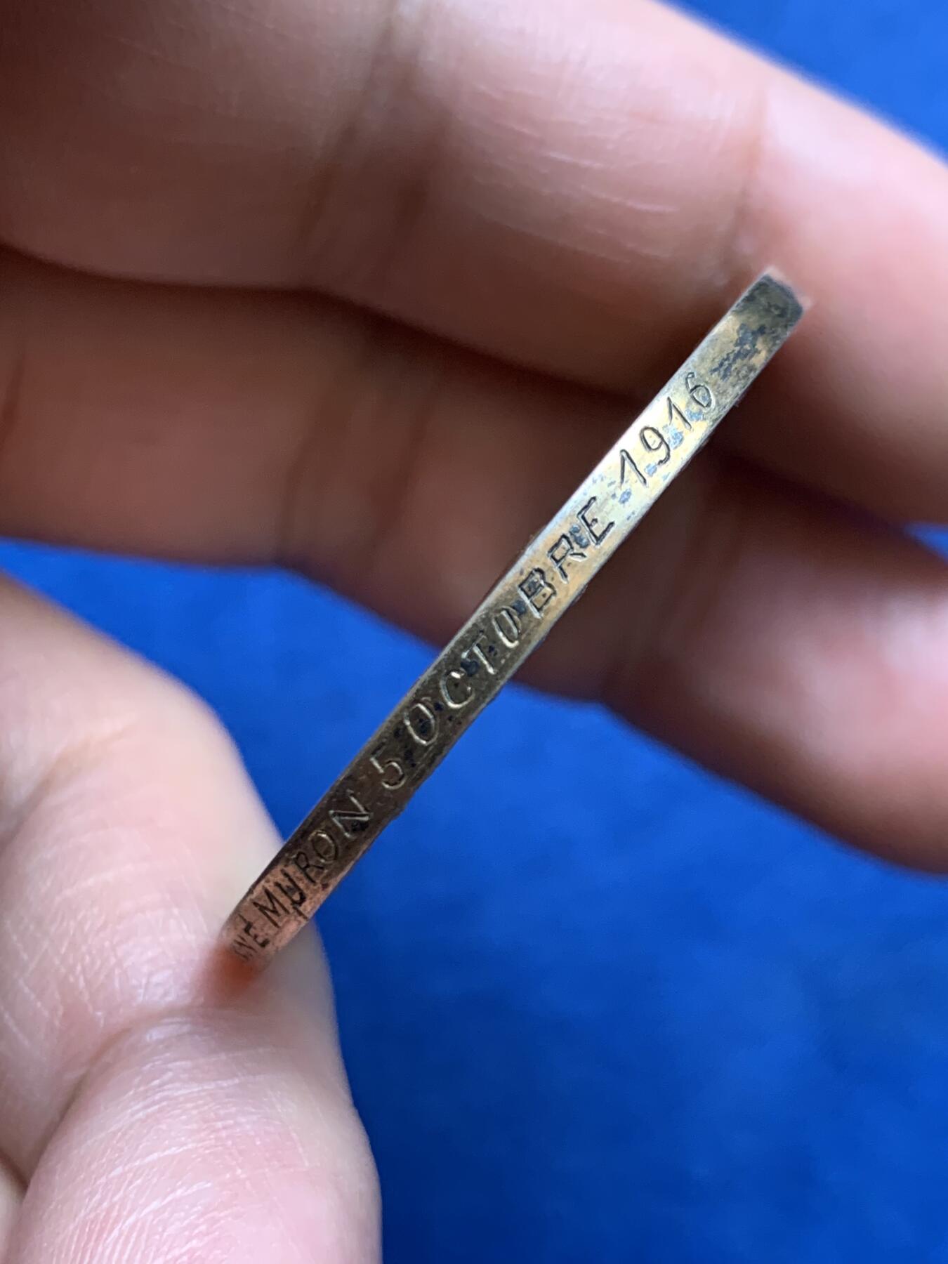 《竞宝斋》第482场 周日，周一 2场连拍 （全场包邮）20级店铺 欢迎送拍 1916年法国主题婚礼纪念镀金银章，正面铭文译“婚姻是上帝的旨意，不可分开”西方婚礼中的经典誓言，背面玫瑰花环围绕，象征着爱情与忠贞。直径：38.5mm，重：23.65g