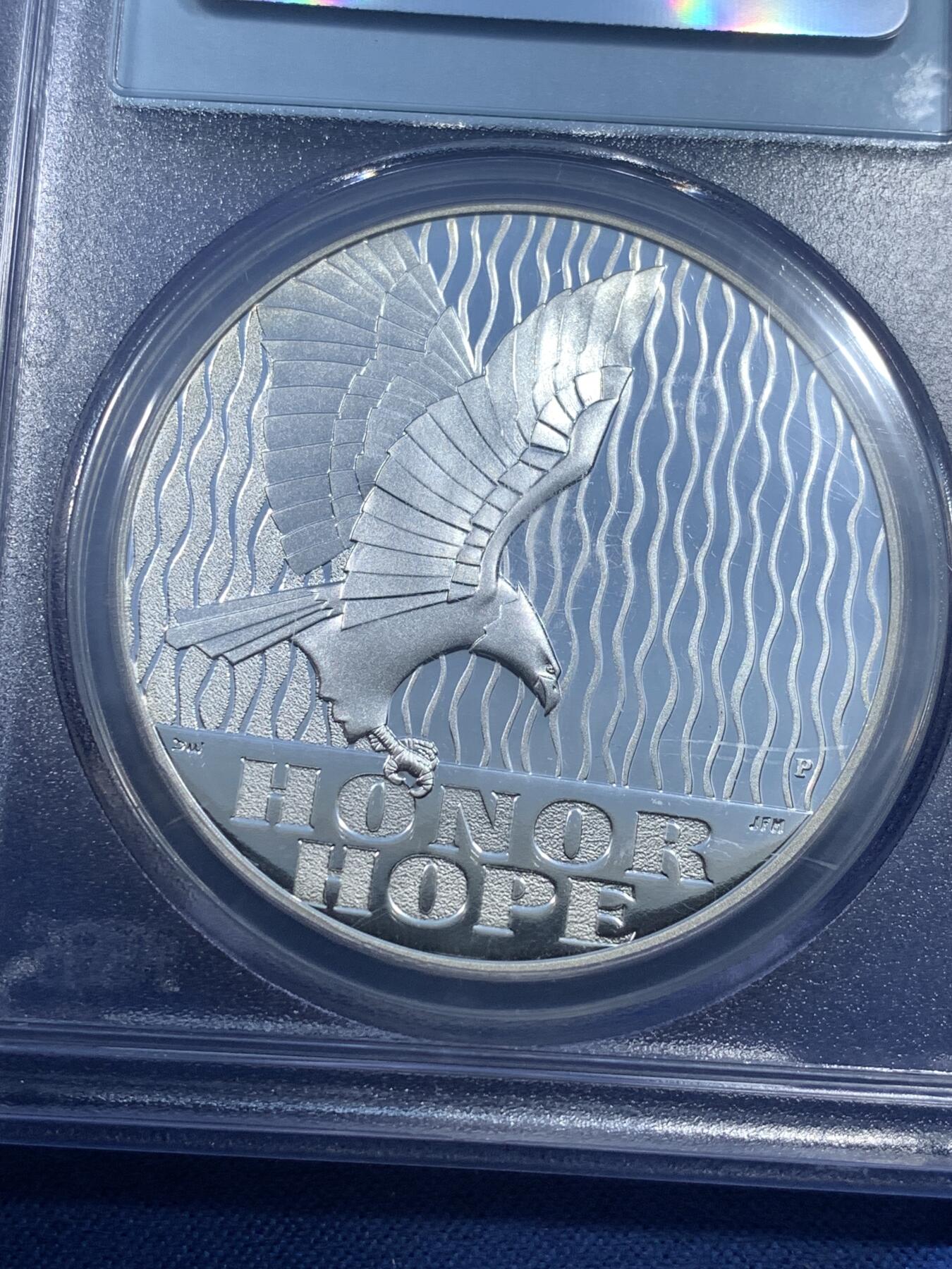 《竞宝斋》第482场 周日，周一 2场连拍 （全场包邮）20级店铺 欢迎送拍 PCGS PR70DCAM 美国2011年9-11国家纪念一盎司银章，磨砂镜面，First Strike首发盒装，评级满分，细节清晰，品相极美。盒子下沿支撑部分有磕