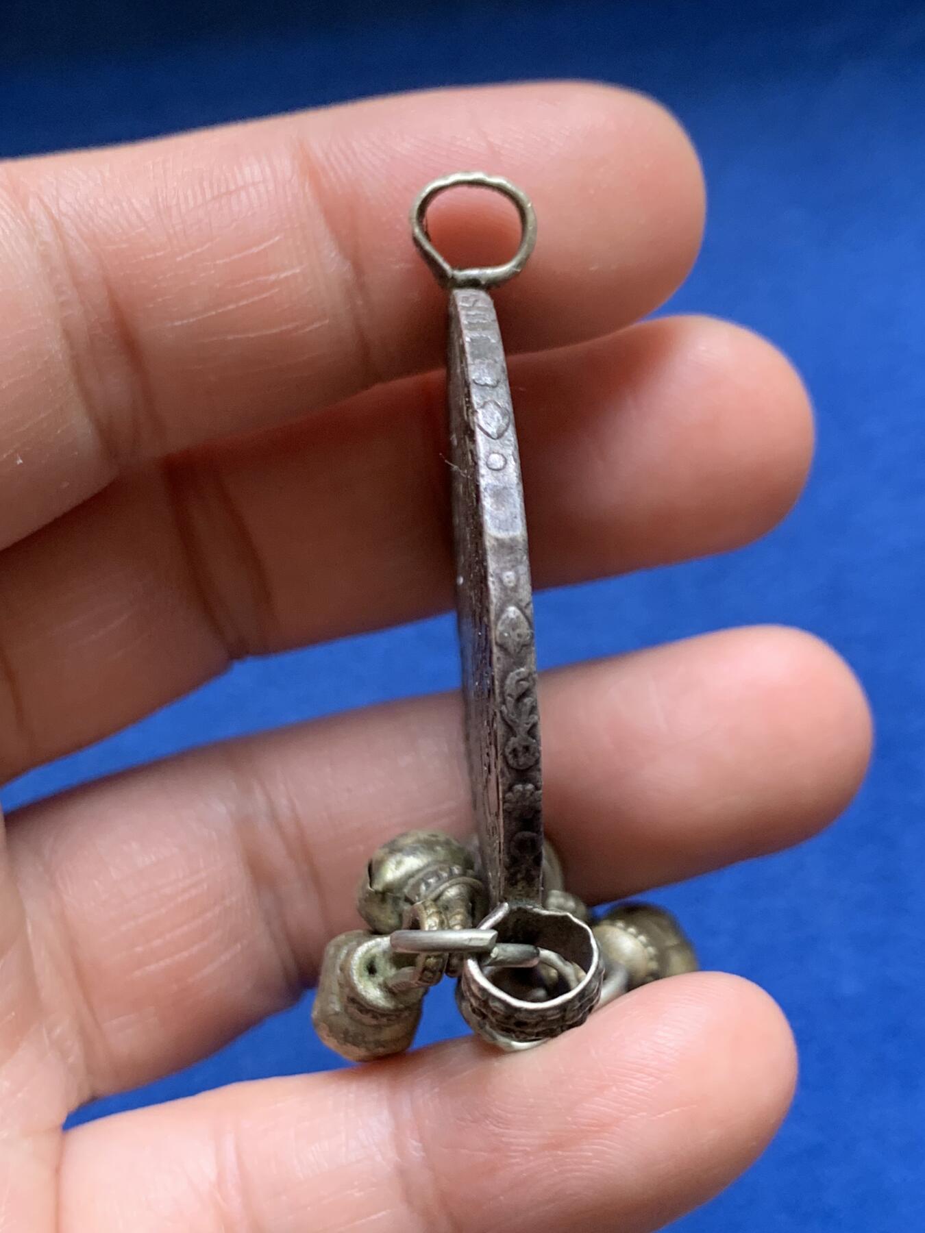 《竞宝斋》第482场 周日，周一 2场连拍 （全场包邮）20级店铺 欢迎送拍 奥匈帝国后铸双须版大奶妈银币吊坠，重36.5克，原味老包浆，早期的款式。