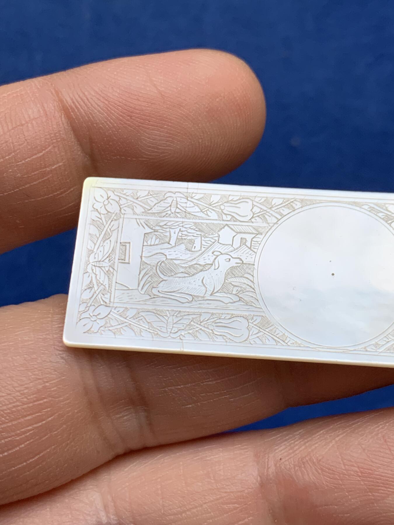 《竞宝斋》第482场 周日，周一 2场连拍 （全场包邮）20级店铺 欢迎送拍 清代螺钿筹码，清代工匠手工精雕出口至欧美贵族的贝母制品，东方韵味，珠光玉润，雕刻精美，稀奇类似拍品价格达500+。4.5克，58.6*20.3mm。