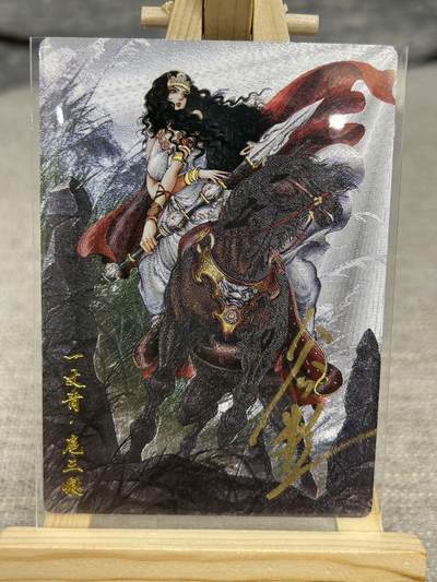 喜灰玩卡拍卖第八期，接拍品0佣金，欢迎送拍，释放现金流，让自己有资金可以购买更多喜欢的卡牌，让别的卡友能淘到更多心仪的卡牌 【亲签限编】 卡德曼 忠义水浒 谷粒老师亲签 扈三娘 082A 限编 038/108编 折光粗闪 