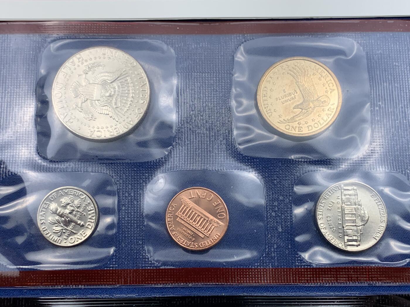 《竞宝斋》第482场 周日，周一 2场连拍 （全场包邮）20级店铺 欢迎送拍 两套一组 2001年美国P厂+D厂套币(每个版本各10枚)，少见品种