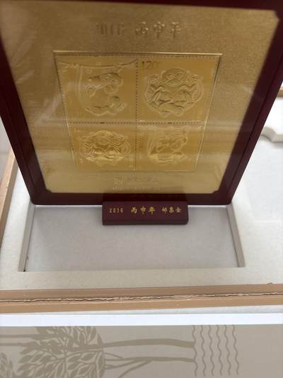 文馨钱币收藏第 303 场，【五一钱币荟，收藏盛宴】长期接代拍业务 少见 2016 年丙申年邮票金珍藏 999 纯金 2 克，带两套连体邮票，收藏证书齐全，还有精美底座，详情看图