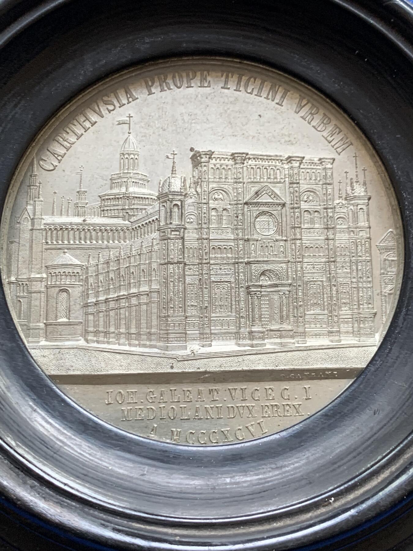 《竞宝斋》第482场 周日，周一 2场连拍 （全场包邮）20级店铺 欢迎送拍 少见教堂纪念章 意大利帕维亚加尔都西会修道院（Certosa di Pavia）锡质建筑纪念章（黑色圆框装饰） 刻画很细致入微 很具有张力 超高浮雕 既是藏品也是装饰品 带框重259克 总直径约126mm（章直径超过70mm）