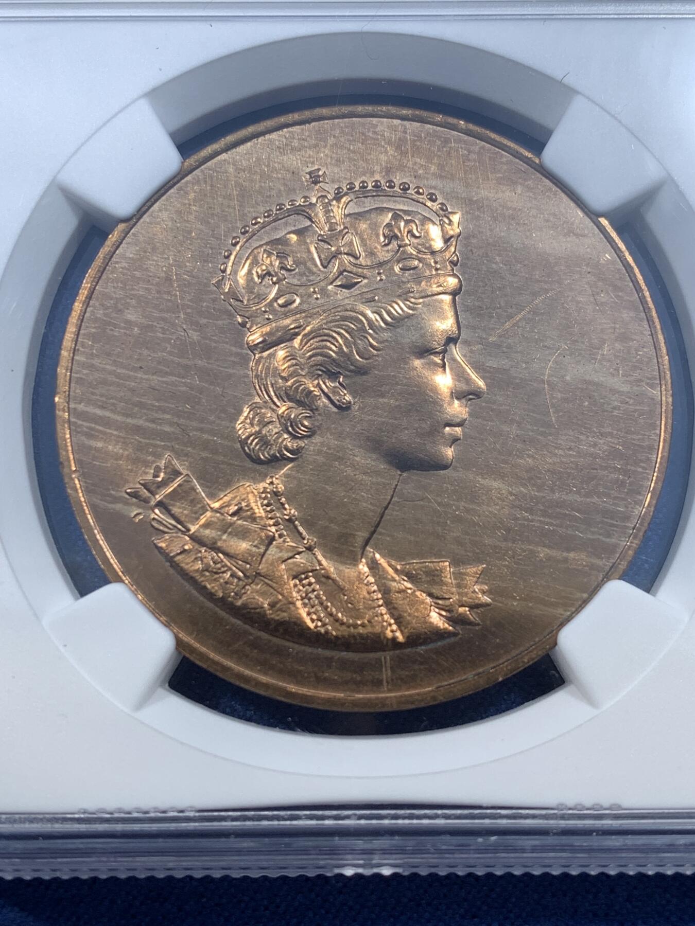 《竞宝斋》第482场 周日，周一 2场连拍 （全场包邮）20级店铺 欢迎送拍 NGC MS64RB 英国1953年伊丽莎白女王登基铜章，英皇加冕系列，高分不常见。背面帆船劈波斩浪，伊伊年轻靓丽