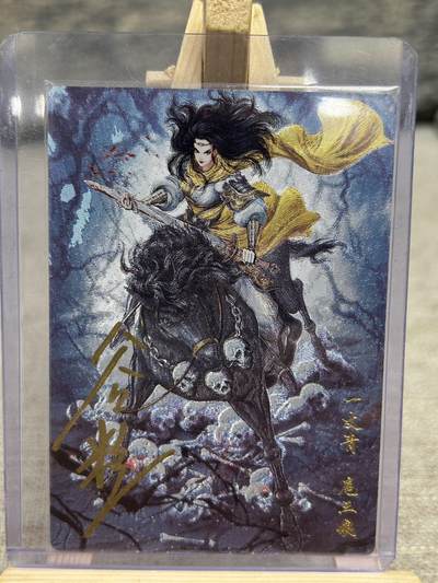 喜灰玩卡拍卖第八期，接拍品0佣金，欢迎送拍，释放现金流，让自己有资金可以购买更多喜欢的卡牌，让别的卡友能淘到更多心仪的卡牌 【亲签】 卡德曼 忠义水浒 谷粒老师亲签 扈三娘 限编072/108编 折光粗闪