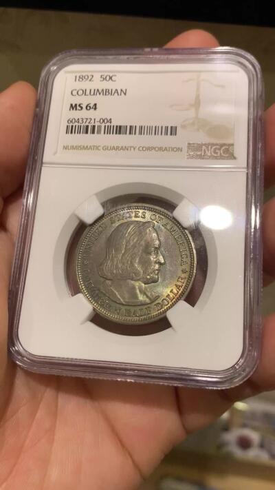 《竞宝斋》第482场 周日，周一 2场连拍 （全场包邮）20级店铺 欢迎送拍 NGC MS64 美国 1892年 哥伦布半美元 纪念银币 少见的绿色包浆 非常好看