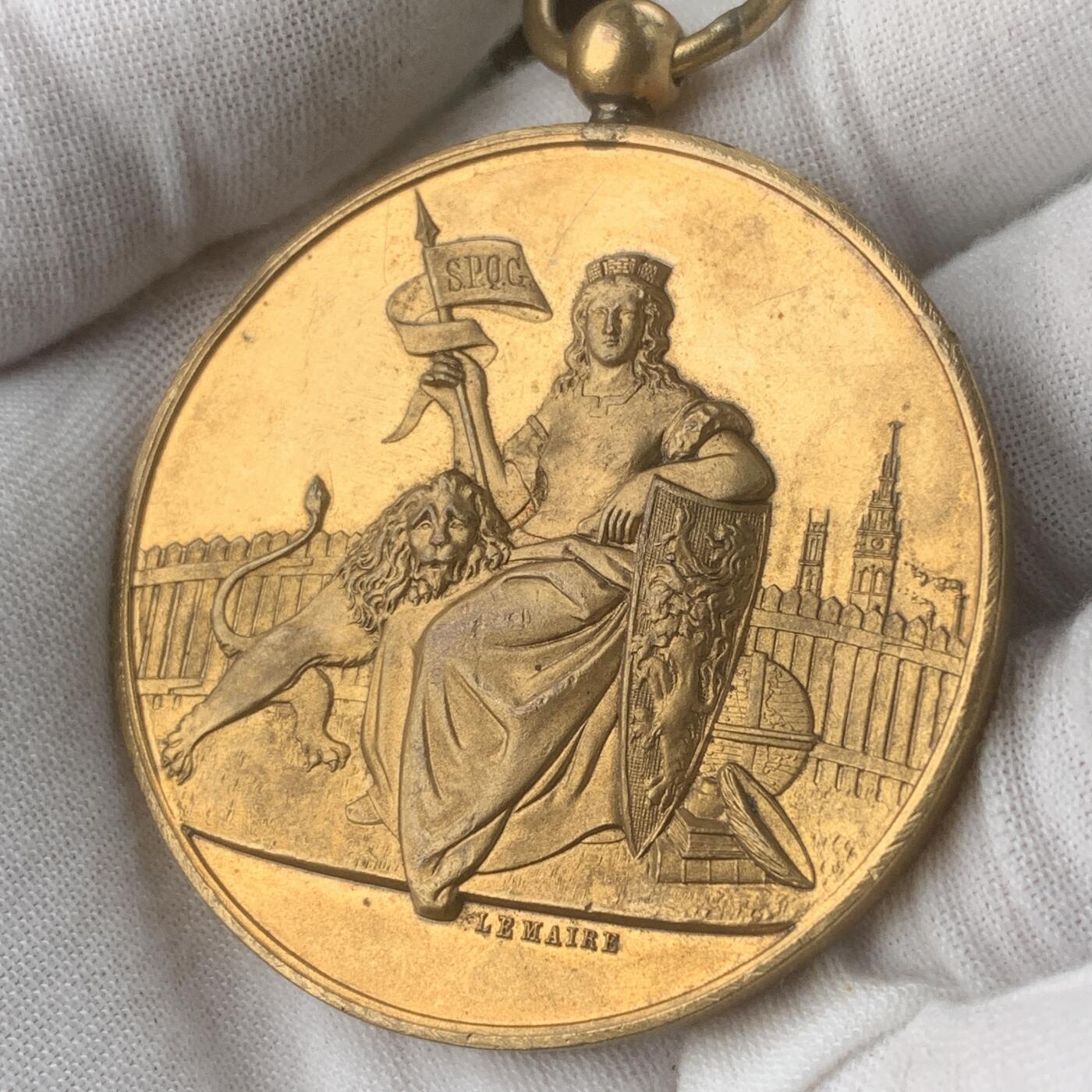 掌中浮雕-藏着的欧洲第059场 1898年比利时根特市长纪念碑揭幕镀金铜章，50.5mm