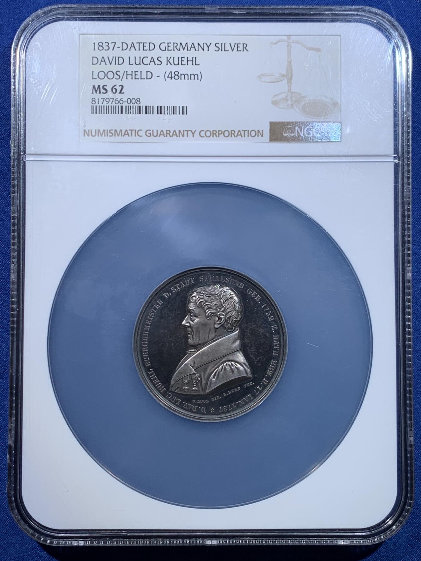 《竞宝斋》第482场 周日，周一 2场连拍 （全场包邮）20级店铺 欢迎送拍 NGC MS62 1837年德国为纪念著名教育家大卫·卢卡斯·屈厄尔（David Lucas Kühl）而制作的大银章，人物雕刻细腻传神，背面纹章图案华丽大气，特别是火烧云般的五彩艳丽包浆，赏心悦目，是一件难得的艺术品。加大盒封装