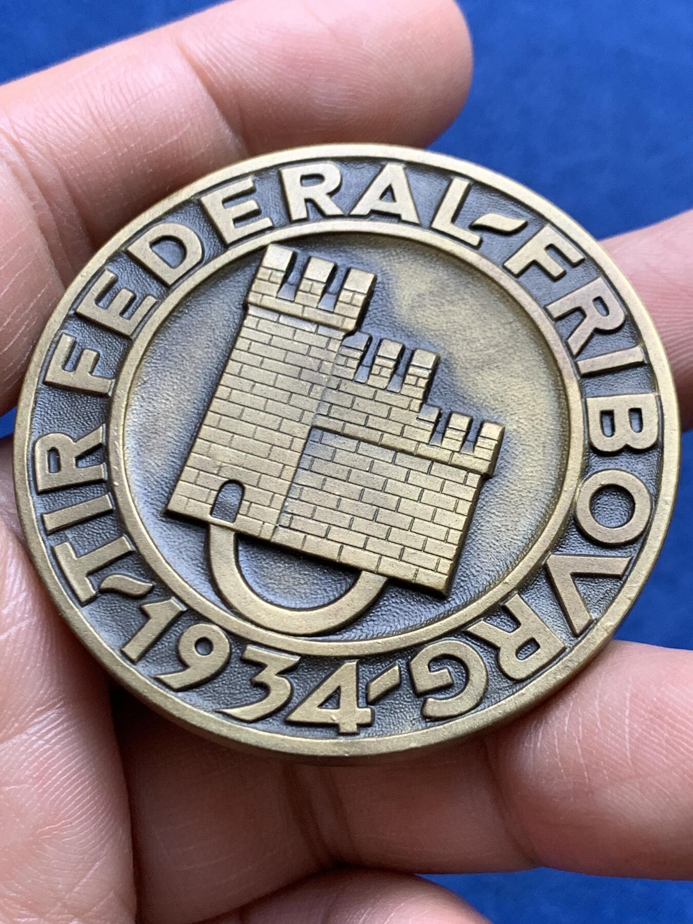 《竞宝斋》第482场 周日，周一 2场连拍 （全场包邮）20级店铺 欢迎送拍 1934年瑞士弗莱堡射击节铜章，49.5mm，53.2克，存世量少，带盒，品相极好