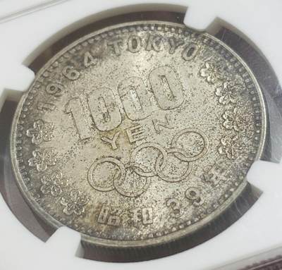 文馨钱币收藏第 303 场，【五一钱币荟，收藏盛宴】长期接代拍业务 NGC MS64 日本 1964 年东京奥运会 1000 元大银币，黄油彩光点点，淡淡金焦黄边包浆极其完美