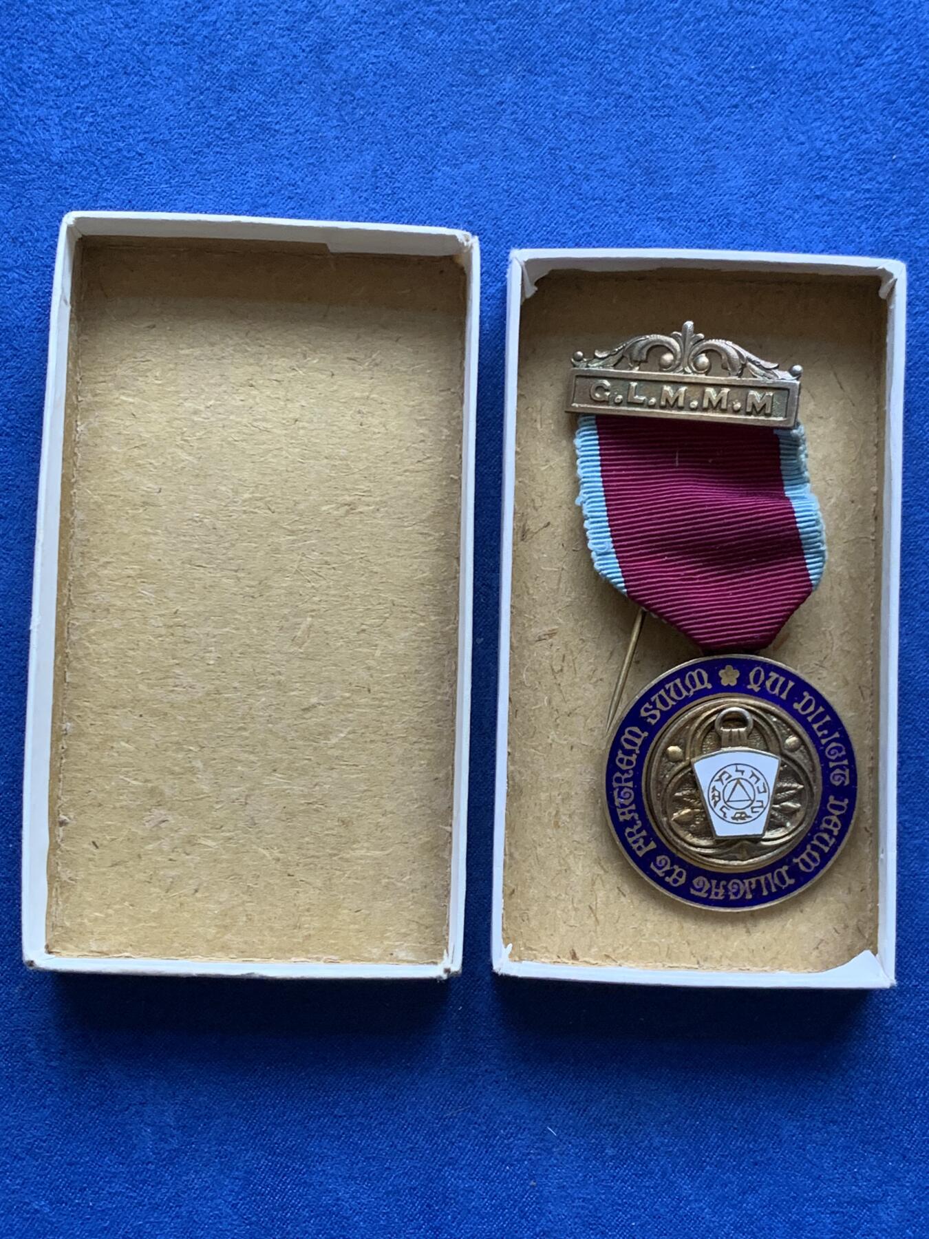 《竞宝斋》第482场 周日，周一 2场连拍 （全场包邮）20级店铺 欢迎送拍 英国1949年共济会镀金银章。工艺精湛，走狮银标清晰，金水法琅饱满，伦敦原盒。共济会是西方颇带神秘色彩的组织，美元钞票上某些图案的来源。总重约30.6克