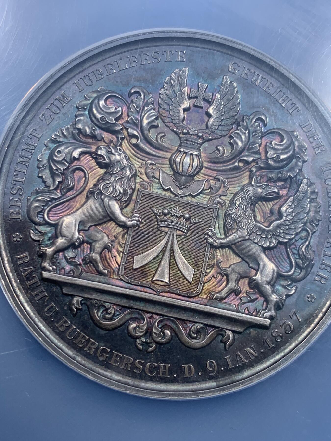 《竞宝斋》第482场 周日，周一 2场连拍 （全场包邮）20级店铺 欢迎送拍 NGC MS62 1837年德国为纪念著名教育家大卫·卢卡斯·屈厄尔（David Lucas Kühl）而制作的大银章，人物雕刻细腻传神，背面纹章图案华丽大气，特别是火烧云般的五彩艳丽包浆，赏心悦目，是一件难得的艺术品。加大盒封装