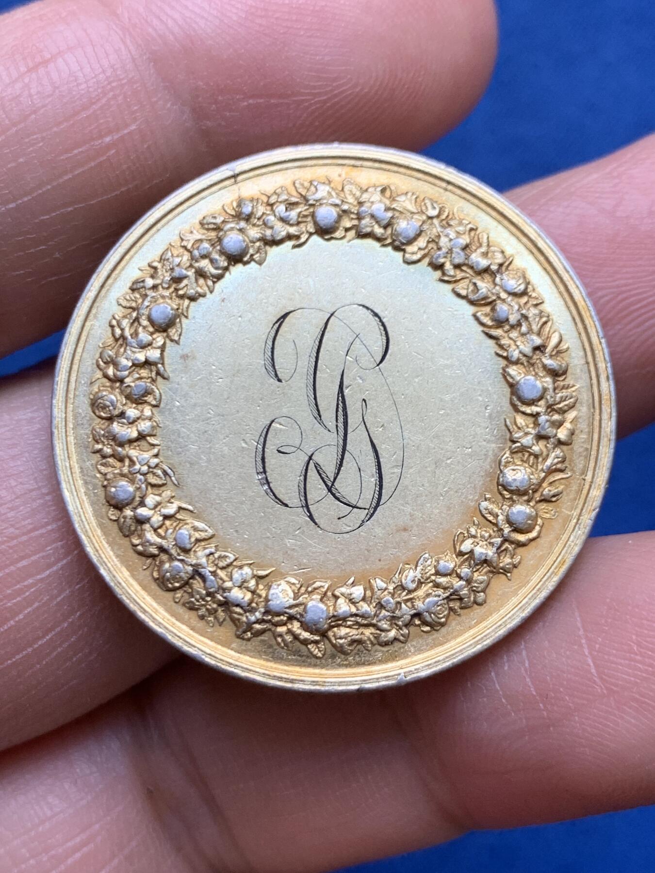 《竞宝斋》第482场 周日，周一 2场连拍 （全场包邮）20级店铺 欢迎送拍 1829年法国新古典主义风格婚礼纪念镀金银章，由Depaulis与Petit两位大师合作制造，正面刻画了新婚夫妇相拥场景，边缘铭文译“忠诚、幸福“，底部双大师签名，背面桂叶花环代表荣誉与永恒，结合花环寓意婚姻珍贵长久。直径：32.7mm，重：15.2g