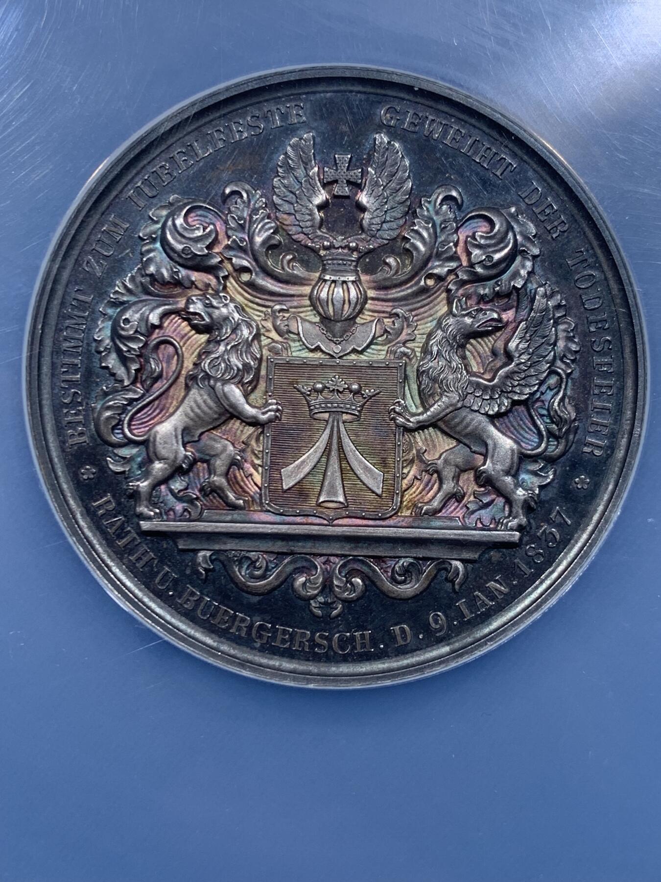 《竞宝斋》第482场 周日，周一 2场连拍 （全场包邮）20级店铺 欢迎送拍 NGC MS62 1837年德国为纪念著名教育家大卫·卢卡斯·屈厄尔（David Lucas Kühl）而制作的大银章，人物雕刻细腻传神，背面纹章图案华丽大气，特别是火烧云般的五彩艳丽包浆，赏心悦目，是一件难得的艺术品。加大盒封装