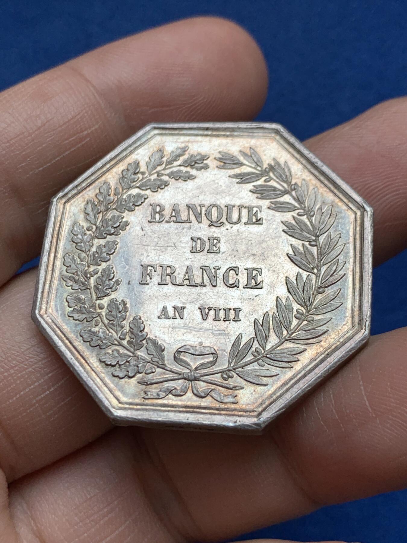 《竞宝斋》第482场 周日，周一 2场连拍 （全场包邮）20级店铺 欢迎送拍 早期法兰西银行八角银质代币 24.8克 36.4mm 手指银标