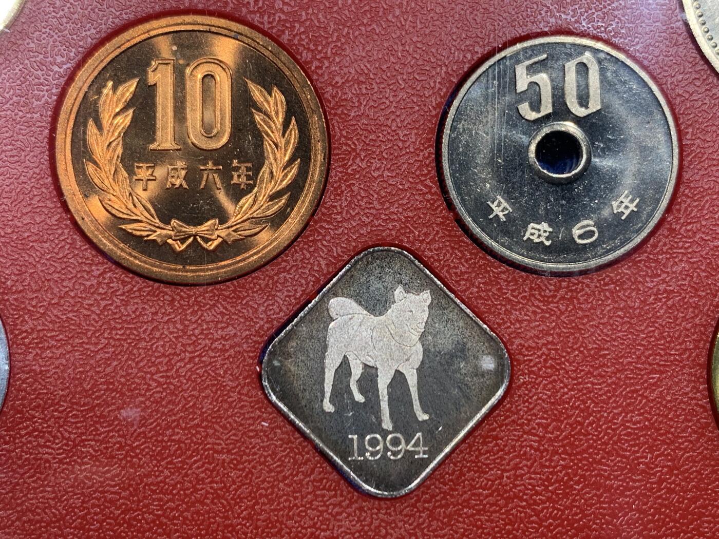 《竞宝斋》第482场 周日，周一 2场连拍 （全场包邮）20级店铺 欢迎送拍 1994年/平成6年日本套币，带一枚银章，另加昭和50年早期日本套币