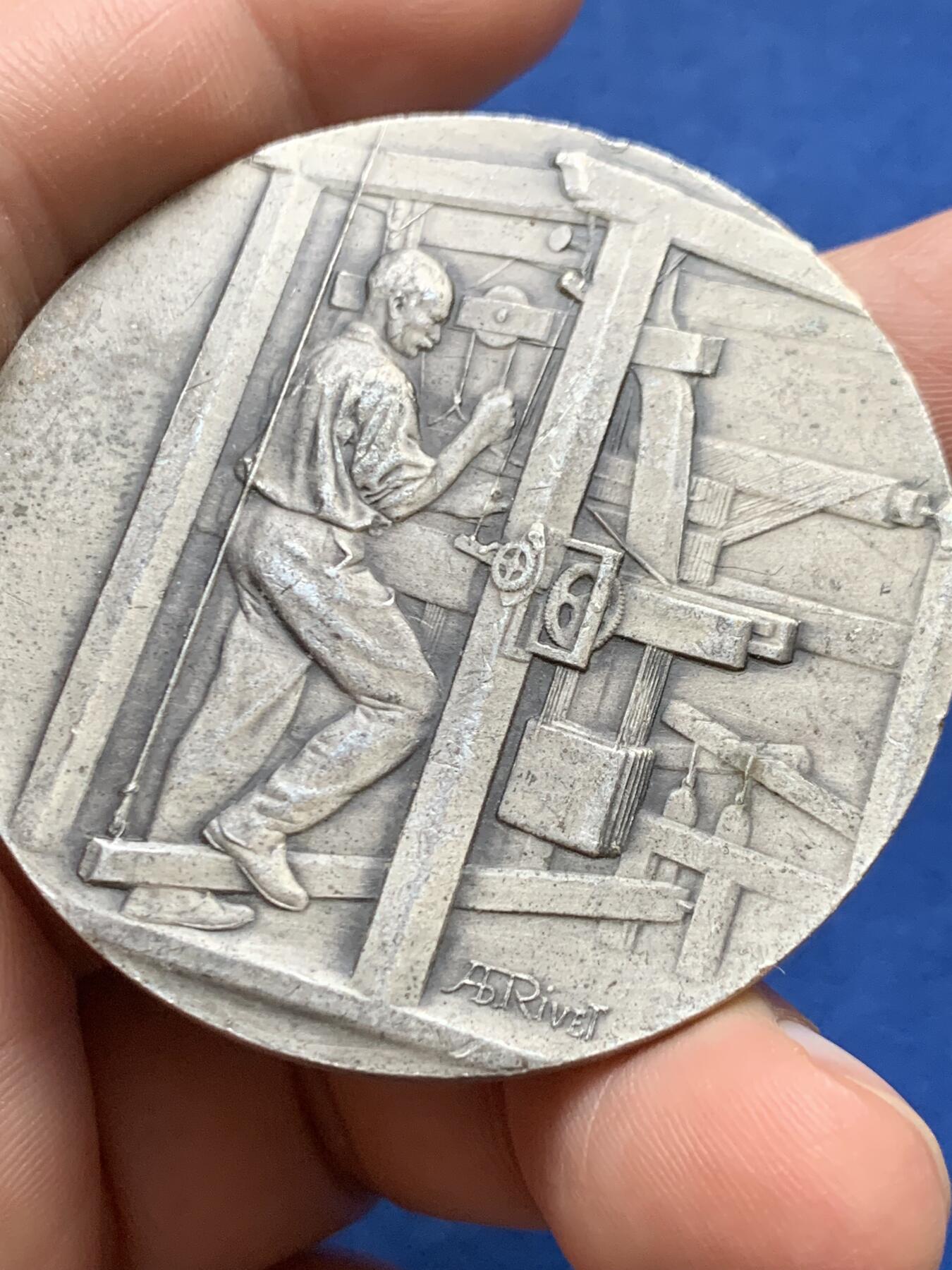 《竞宝斋》第482场 周日，周一 2场连拍 （全场包邮）20级店铺 欢迎送拍 法国纺织业纪念镀银铜章 45.8克 49.5mm