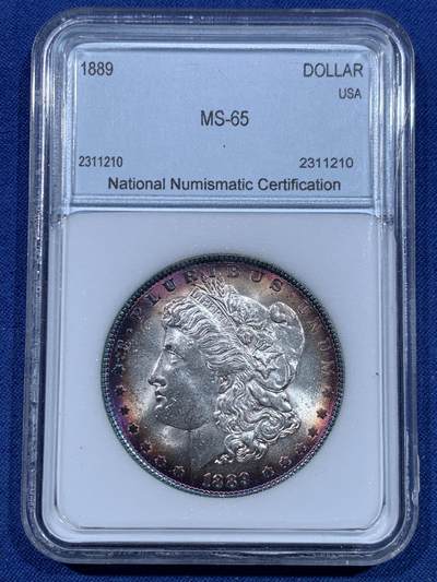 《竞宝斋》第482场 周日，周一 2场连拍 （全场包邮）20级店铺 欢迎送拍 - NNC MS65 美国1889年摩根银币 凝夜紫均匀环彩视觉效果极佳 细节见图