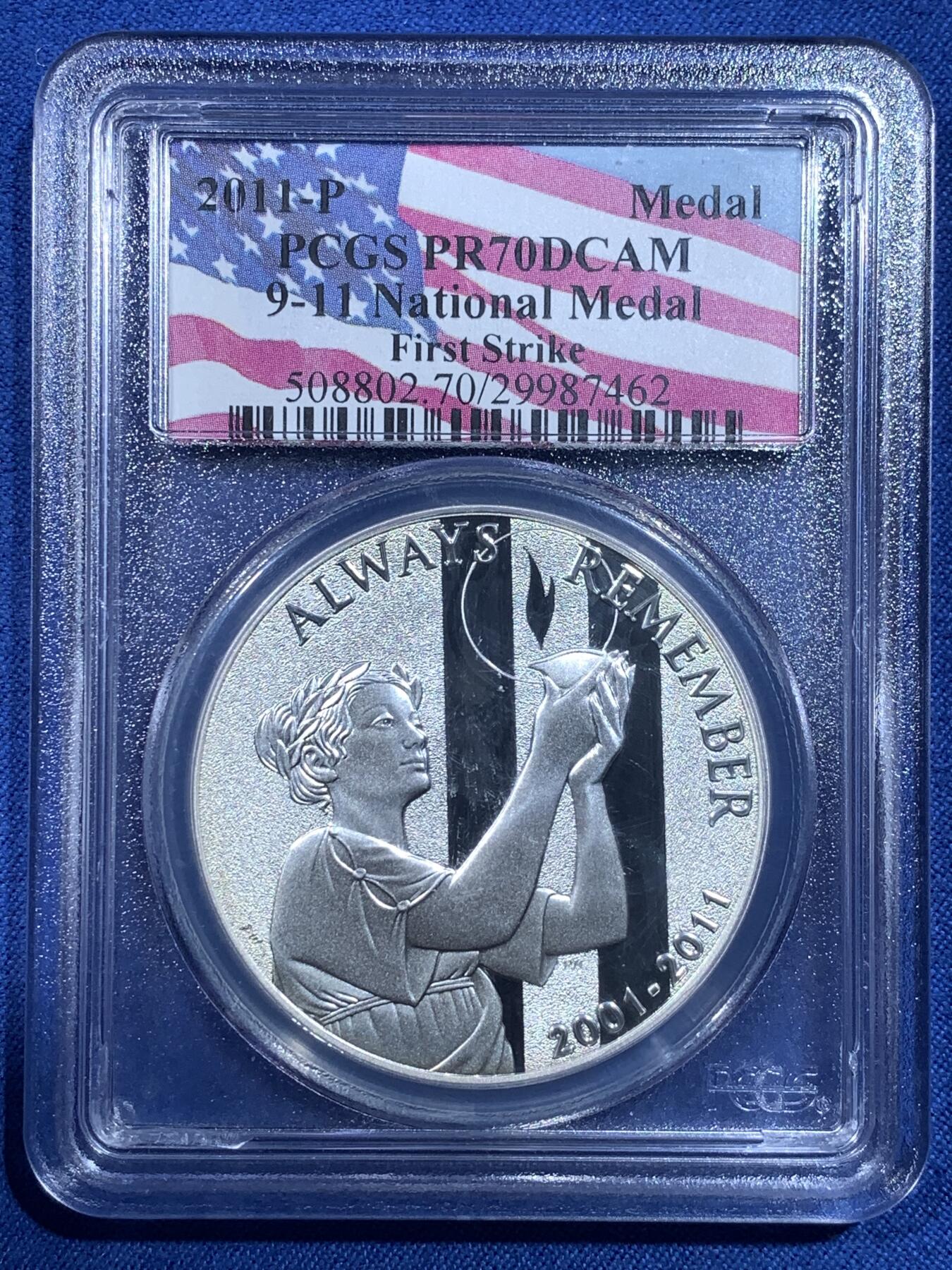 《竞宝斋》第482场 周日，周一 2场连拍 （全场包邮）20级店铺 欢迎送拍 PCGS PR70DCAM 美国2011年9-11国家纪念一盎司银章，磨砂镜面，First Strike首发盒装，评级满分，细节清晰，品相极美。盒子下沿支撑部分有磕