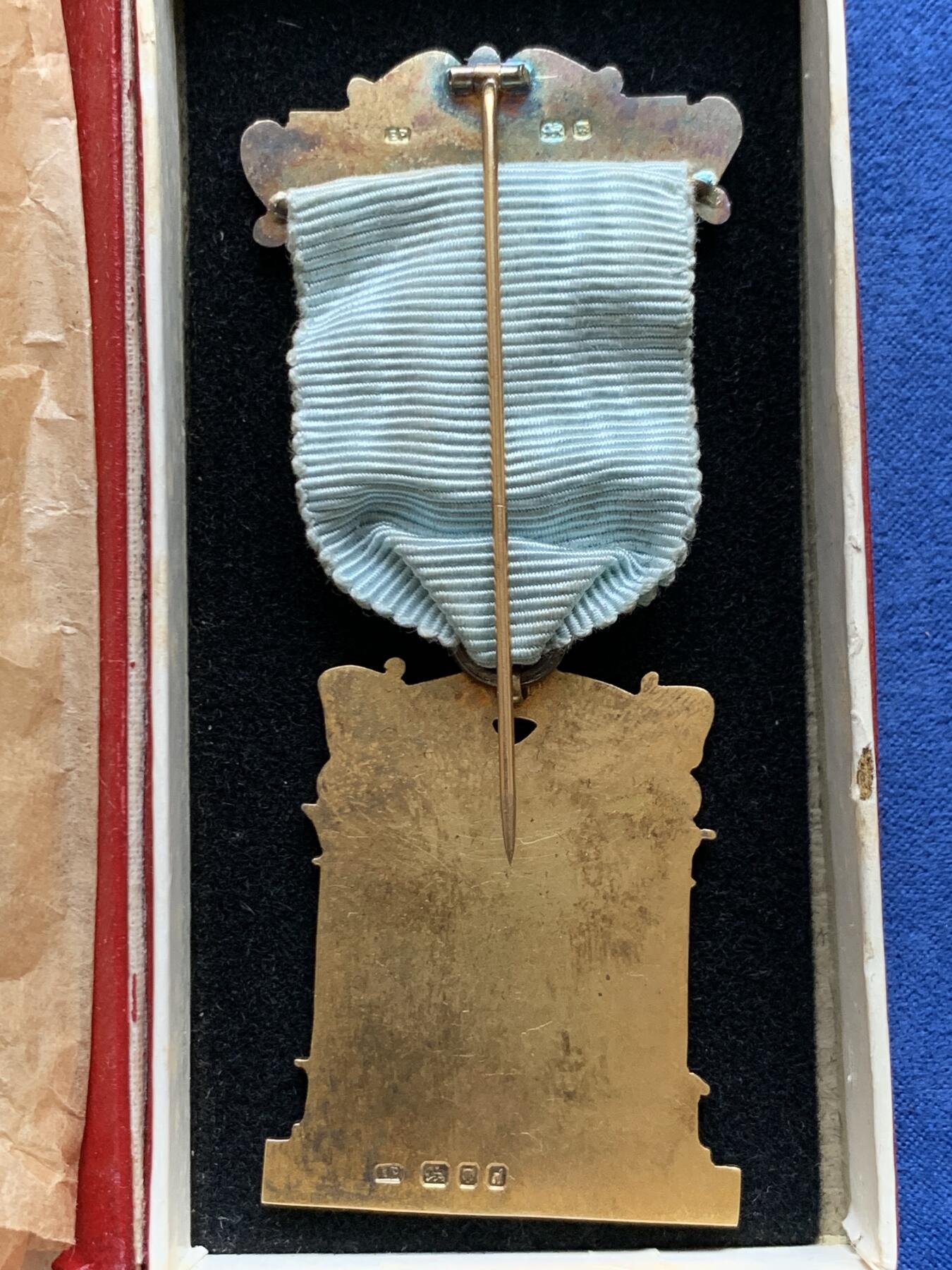 《竞宝斋》第482场 周日，周一 2场连拍 （全场包邮）20级店铺 欢迎送拍 英国1959年共济会镀金银章。设计奢美，工艺精湛，走狮银标清晰，金水饱满，细节见图。总重约32.7克