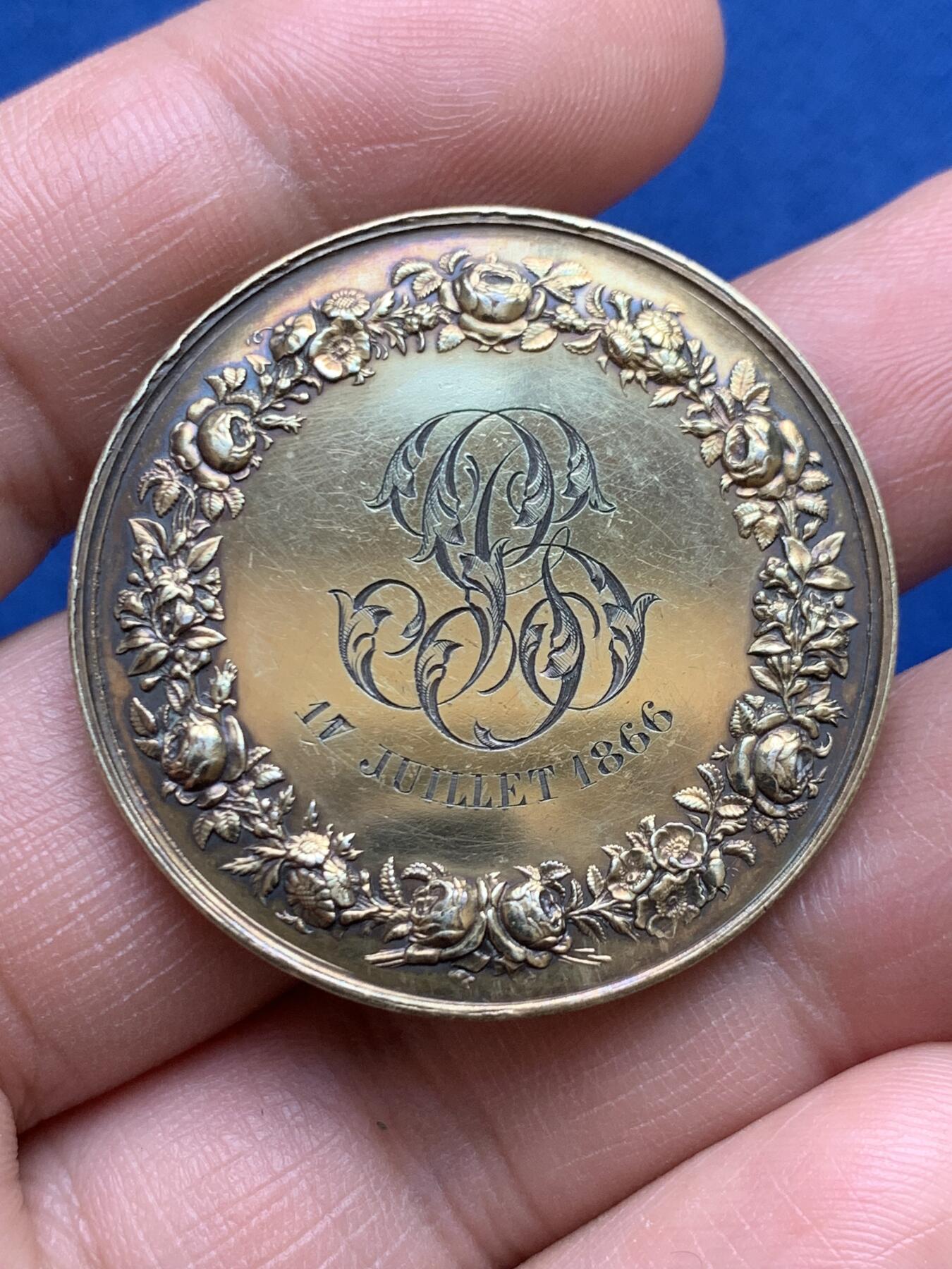 《竞宝斋》第482场 周日，周一 2场连拍 （全场包邮）20级店铺 欢迎送拍 1866年法国主题婚礼纪念镀金银章，正面刻画由宗教女神见证的新人牵手场景，边缘铭文译“宗教将他们结合”。直径：36.6mm，重：22.2g，蜜蜂银标。