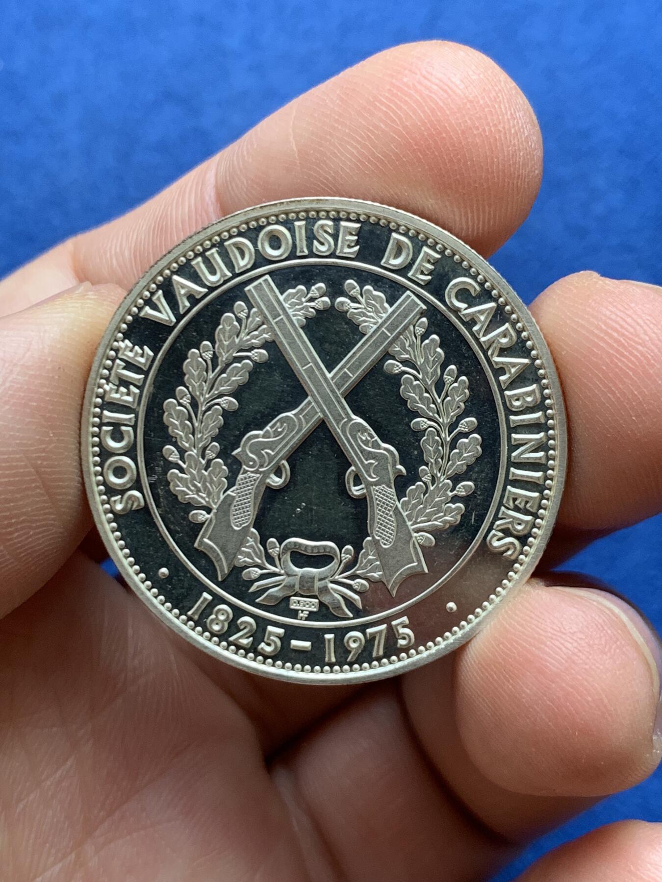 《竞宝斋》第482场 周日，周一 2场连拍 （全场包邮）20级店铺 欢迎送拍 1975年瑞士沃州洛桑射击协会150周年纪念银章，900银，33mm，15克。