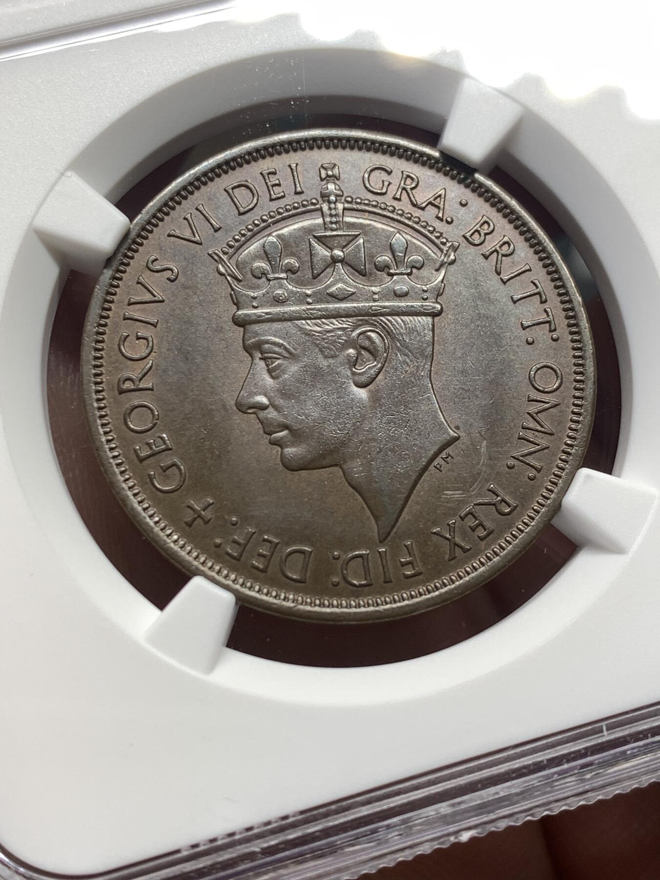 《竞宝斋》第482场 周日，周一 2场连拍 （全场包邮）20级店铺 欢迎送拍 NGC MS63BN 英属泽西岛1945年乔六1/12先令铜币 观感很好，币面覆盖红棕色巧克力包浆，个头很大的一枚