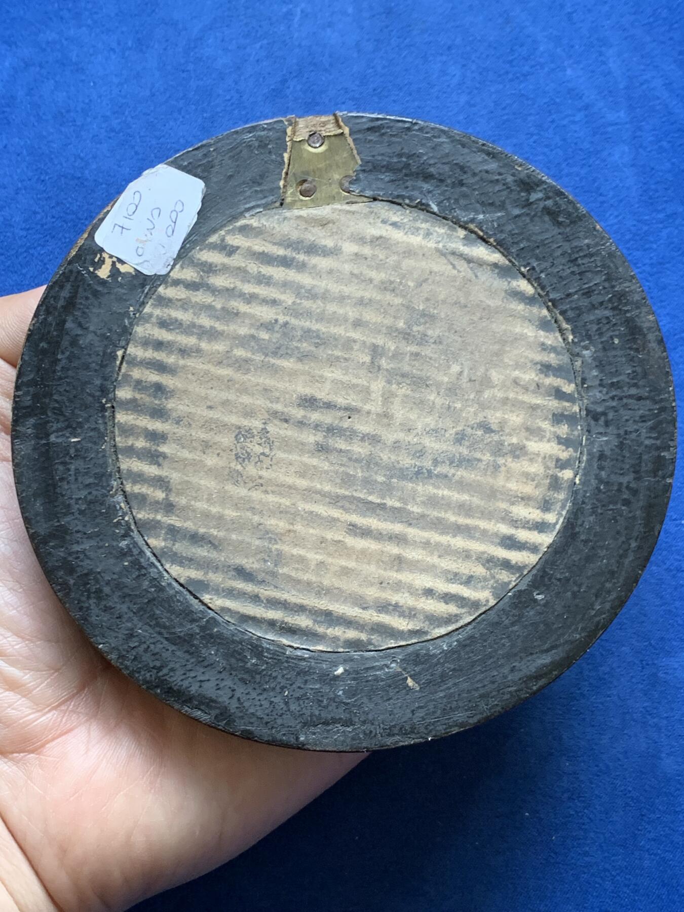 《竞宝斋》第482场 周日，周一 2场连拍 （全场包邮）20级店铺 欢迎送拍 少见教堂纪念章 意大利帕维亚加尔都西会修道院（Certosa di Pavia）锡质建筑纪念章（黑色圆框装饰） 刻画很细致入微 很具有张力 超高浮雕 既是藏品也是装饰品 带框重259克 总直径约126mm（章直径超过70mm）