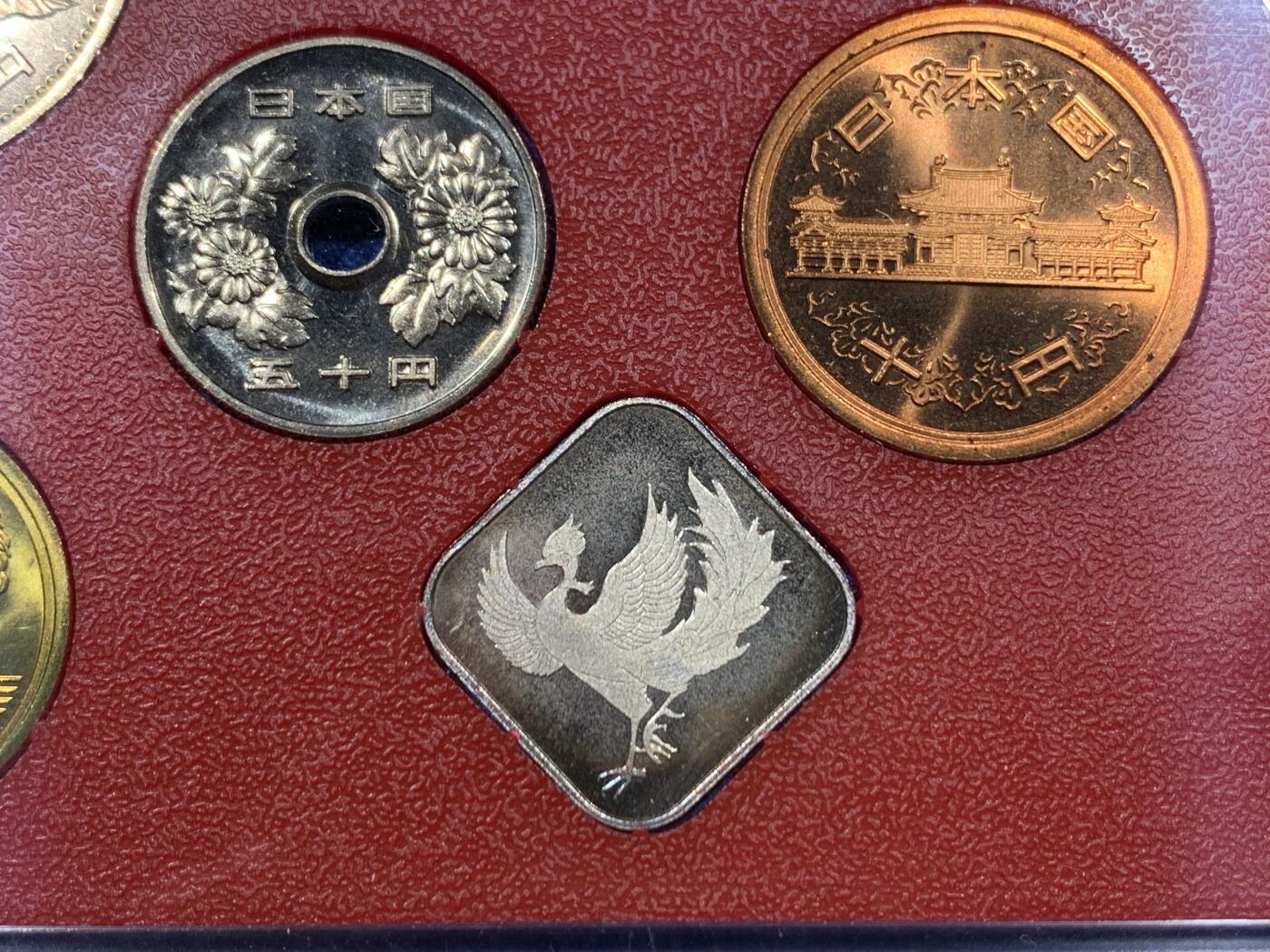 《竞宝斋》第482场 周日，周一 2场连拍 （全场包邮）20级店铺 欢迎送拍 1994年/平成6年日本套币，带一枚银章，另加昭和50年早期日本套币