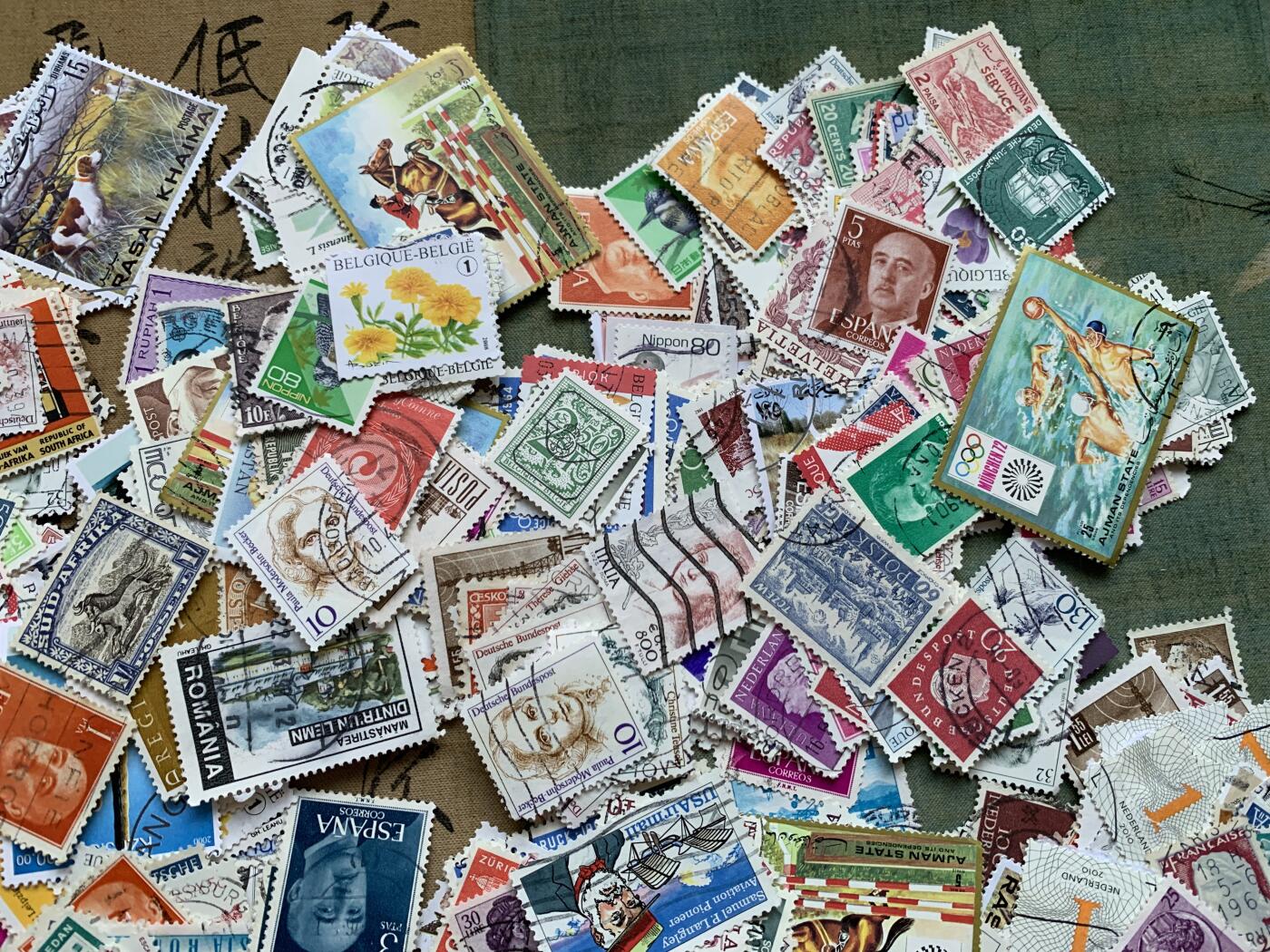 《竞宝斋》第482场 周日，周一 2场连拍 （全场包邮）20级店铺 欢迎送拍 世界邮票一组 细节见图 连袋子总重40.8克 数量巨多