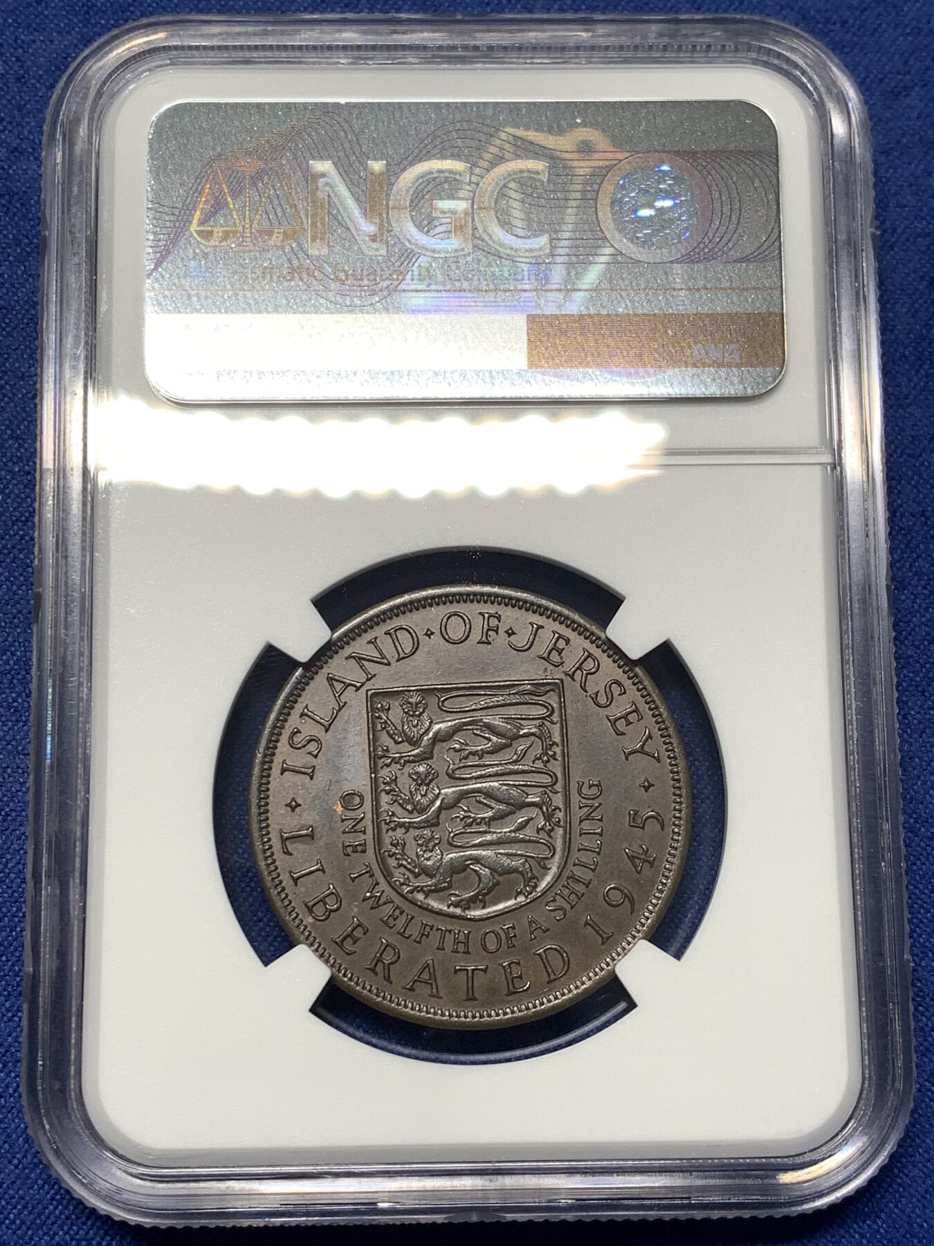 《竞宝斋》第482场 周日，周一 2场连拍 （全场包邮）20级店铺 欢迎送拍 NGC MS63BN 英属泽西岛1945年乔六1/12先令铜币 观感很好，币面覆盖红棕色巧克力包浆，个头很大的一枚