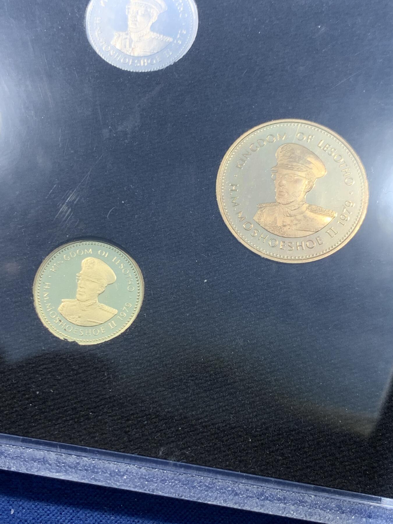《竞宝斋》第482场 周日，周一 2场连拍 （全场包邮）20级店铺 欢迎送拍 莱索托1979年首套流通币套装，全套7枚，原装原盒，品相很美，莱索托建国首套货币，历史意义重大，非洲钱币收藏精品，成套少见。