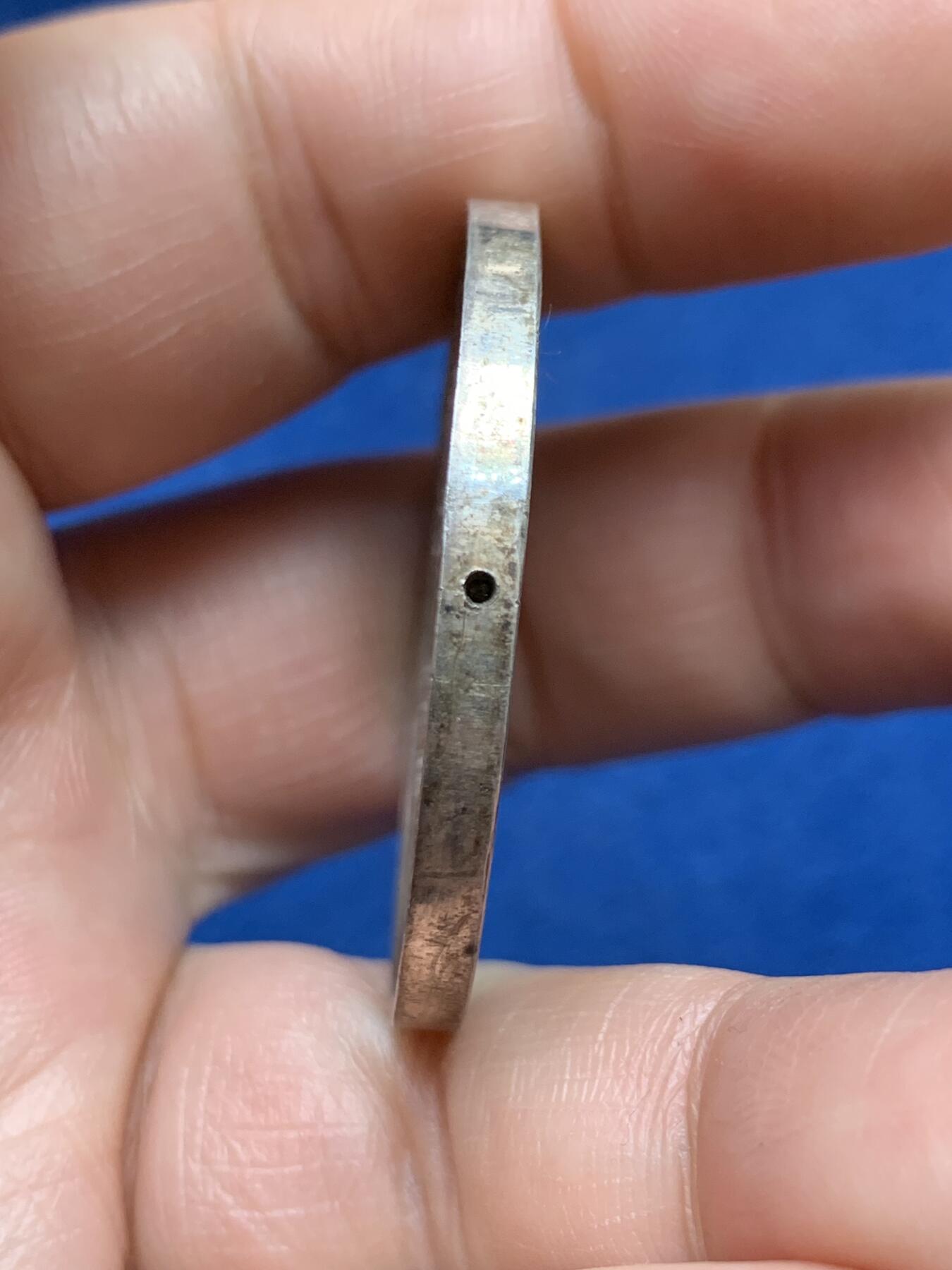 《竞宝斋》第482场 周日，周一 2场连拍 （全场包邮）20级店铺 欢迎送拍 澳大利亚塔斯马尼亚霍巴特市工业展览会银质奖章，罕见的外圆内八造型。边有对孔（挂奖牌）。该章是澳大利亚殖民时期极具代表性的收藏品，极少见，历史价值高。由塔斯马尼亚政府及地方议会主办制造。正面图案：描绘了象征霍巴特的拟人化形象坐于祭坛之上，手持花环。铭文译：以此为基，霍巴特日益强盛。背面 拉丁文箴言译为：时代在变，我们亦随之改变；唯有美德（或技艺）是不可或缺的。直径：38.3m，24.6克。