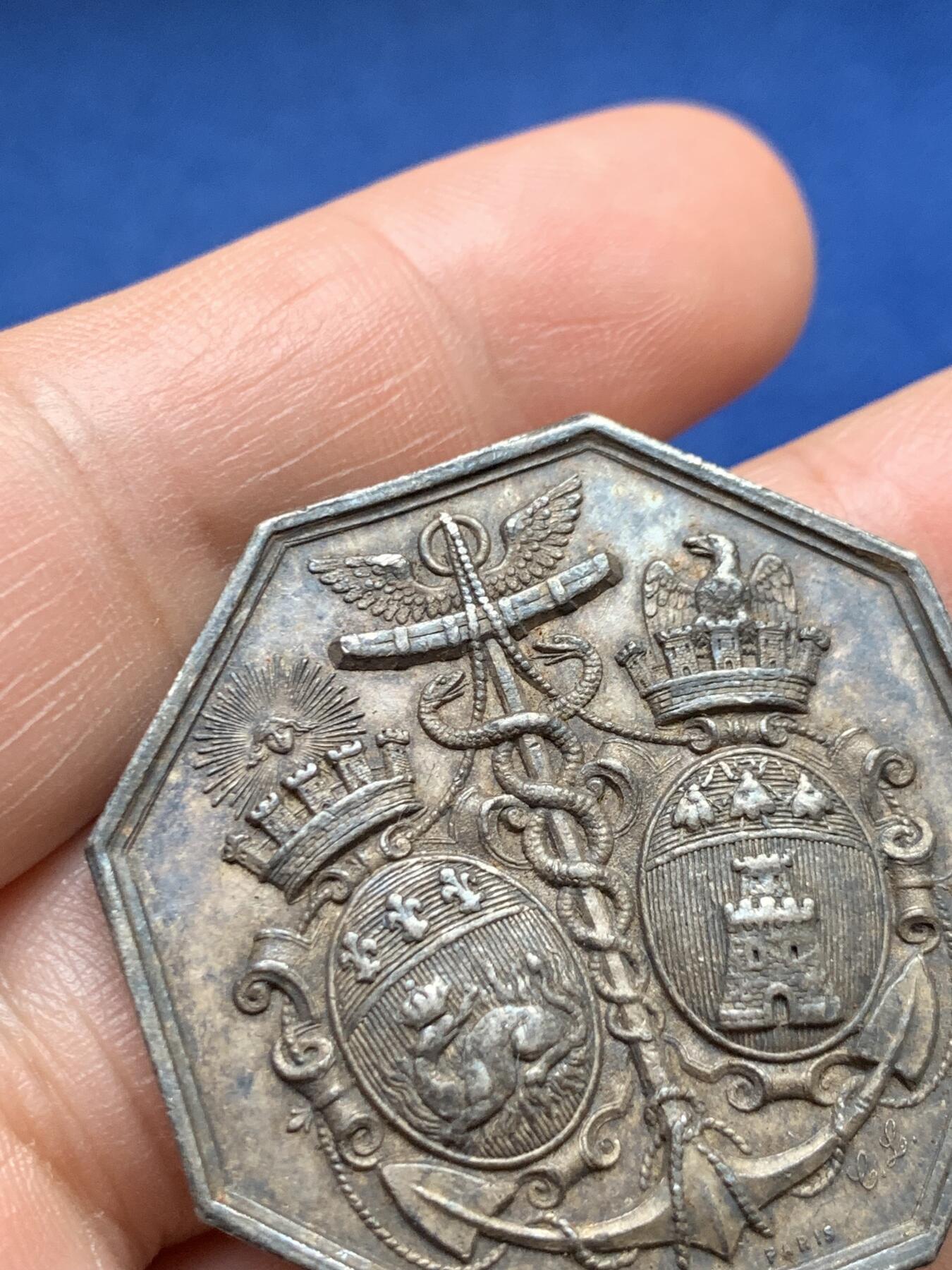 《竞宝斋》第482场 周日，周一 2场连拍 （全场包邮）20级店铺 欢迎送拍 法国1862年八角银质代币 巴黎蒸汽船公司在诺曼底港口的通行证 正面是勒阿弗尔和翁夫勒的徽章 1882年使用 蜜蜂银标 重约25.4克 37.8mm