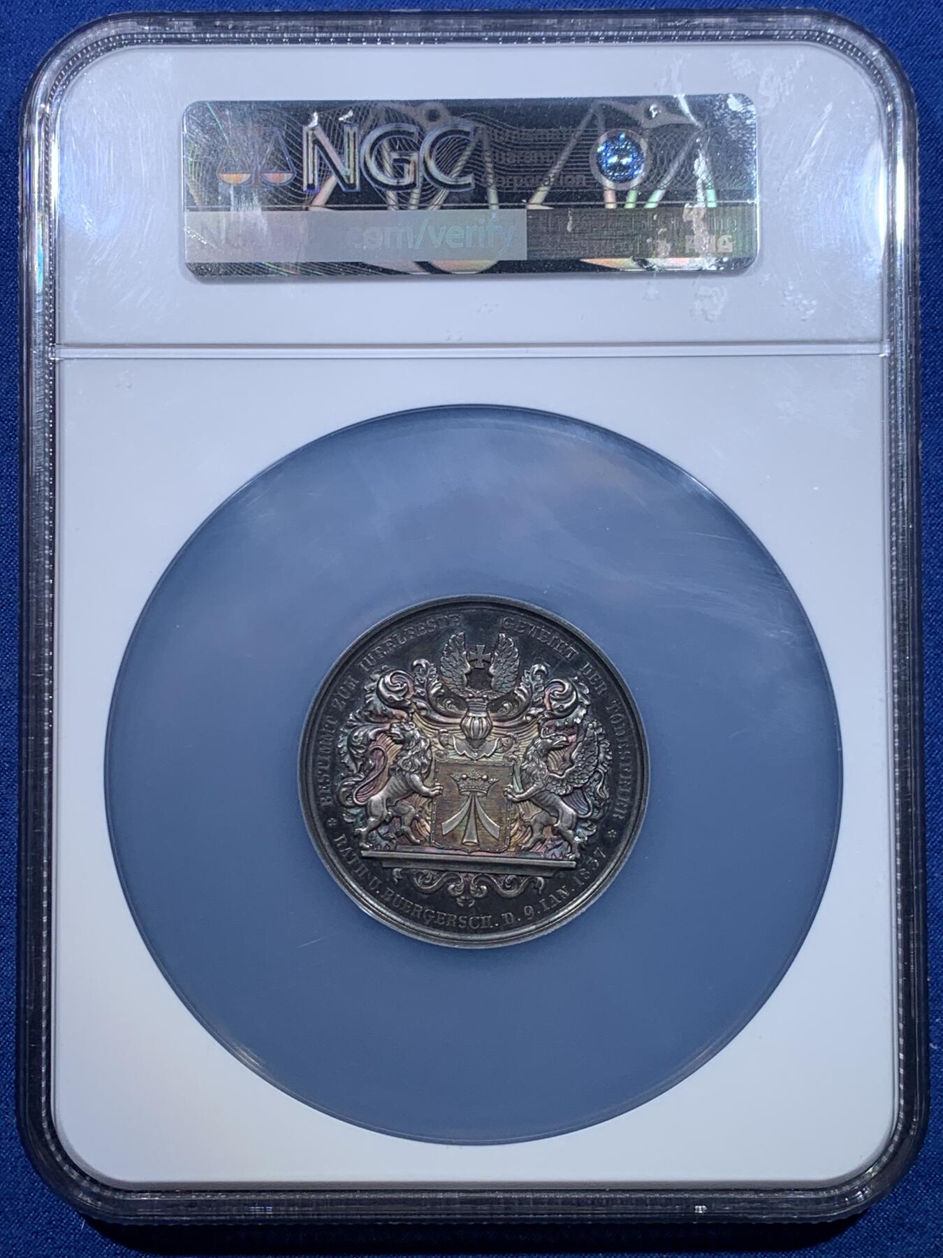 《竞宝斋》第482场 周日，周一 2场连拍 （全场包邮）20级店铺 欢迎送拍 NGC MS62 1837年德国为纪念著名教育家大卫·卢卡斯·屈厄尔（David Lucas Kühl）而制作的大银章，人物雕刻细腻传神，背面纹章图案华丽大气，特别是火烧云般的五彩艳丽包浆，赏心悦目，是一件难得的艺术品。加大盒封装